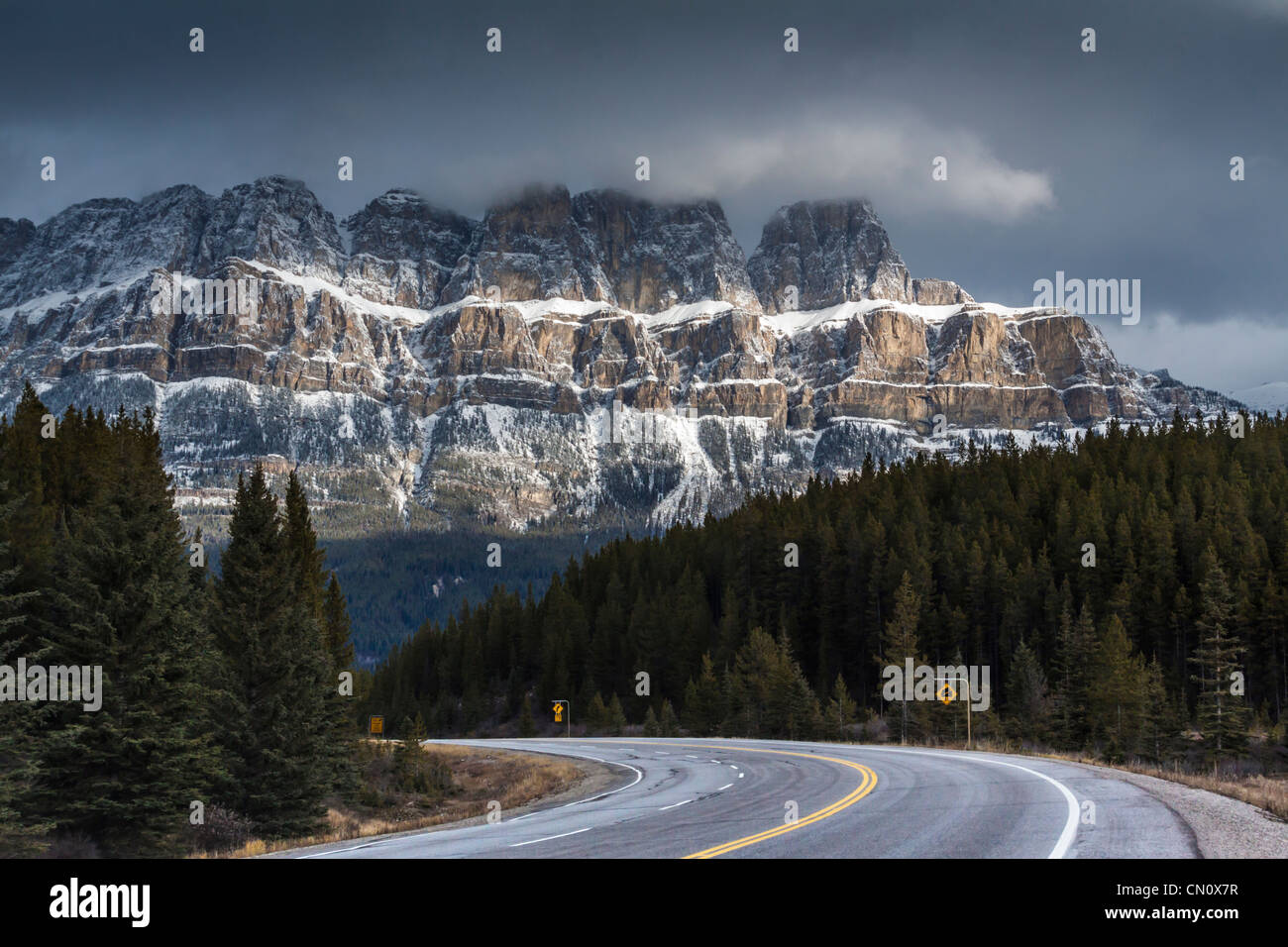 Route panoramique enneigée à la fin d'octobre sur l'autoroute 93 dans les montagnes Rocheuses britanniques allant de la Colombie-Britannique au parc national Banff, en Alberta, au Canada. Banque D'Images