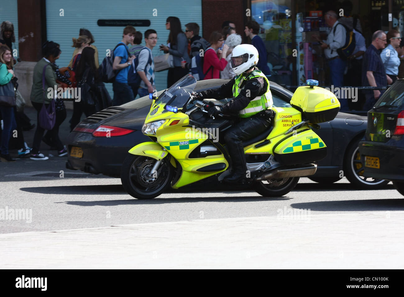 Une ambulance Londres conduite motocycliste la mauvaise voie autour de Trafalgar Square pour arriver à une situation d'urgence Banque D'Images