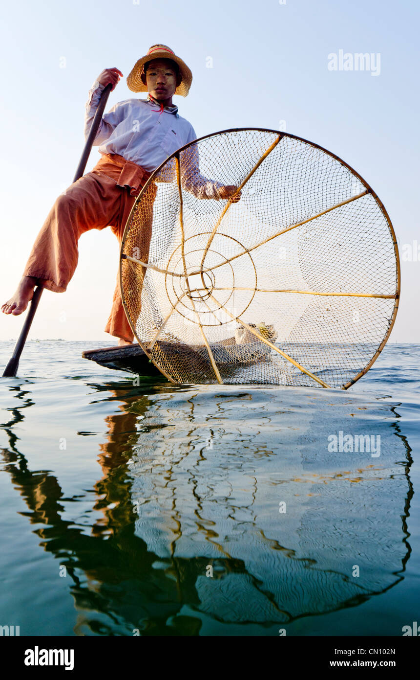 Pêcheur traditionnel bambou, au lac Inle, Myanmar Banque D'Images