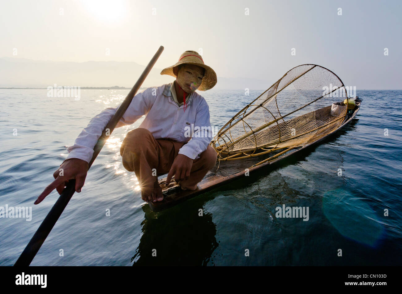 Pêcheur traditionnel bambou, au lac Inle, Myanmar Banque D'Images