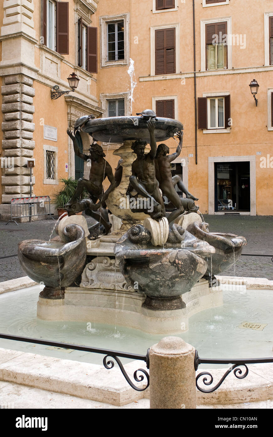 Fontana delle Tartarughe, conçue par Giacomo della Porta. Piazza Mattei, Rome, Latium, Italie Banque D'Images