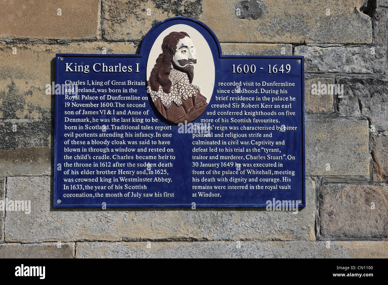 Plaque à la Ruines de Dunfermline Palace, commémorant la naissance du Roi Charles 1 en 1600 dans le palais de Fife en Écosse. Banque D'Images