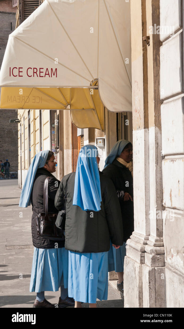 Attente des religieuses d'acheter de la crème glacée à la Cité du Vatican, Italie Banque D'Images