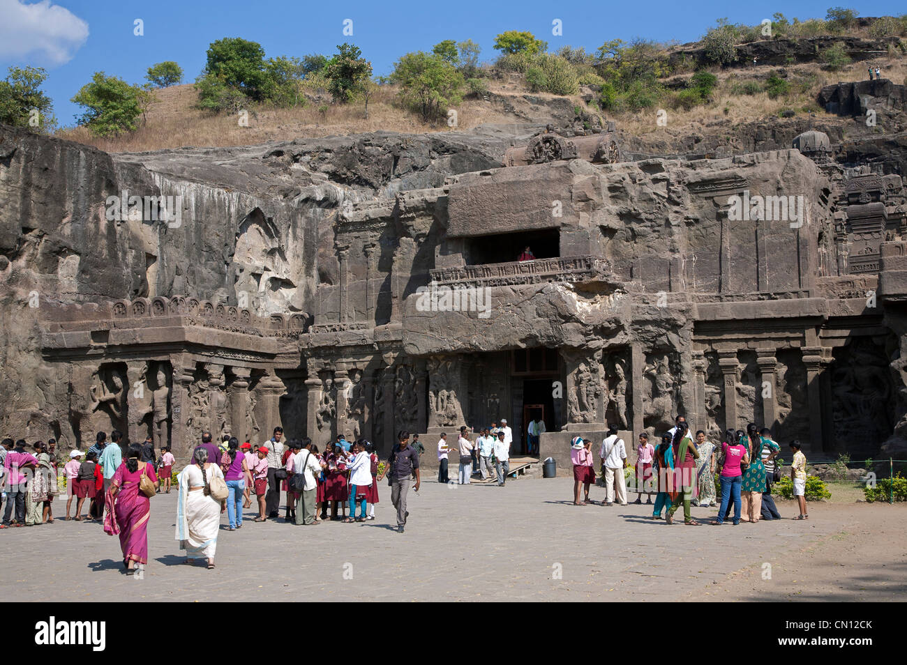 Les touristes indiens à l'extérieur Kailasha temple. Les grottes d'Ellora. L'État du Maharashtra. L'Inde Banque D'Images