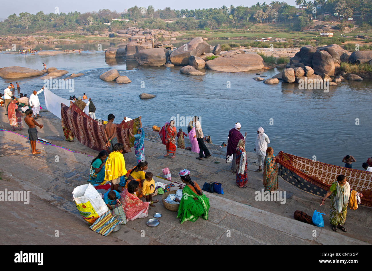 Les gens se baigner dans la rivière Tungabhadra. Hampi. Karnataka. L'Inde Banque D'Images