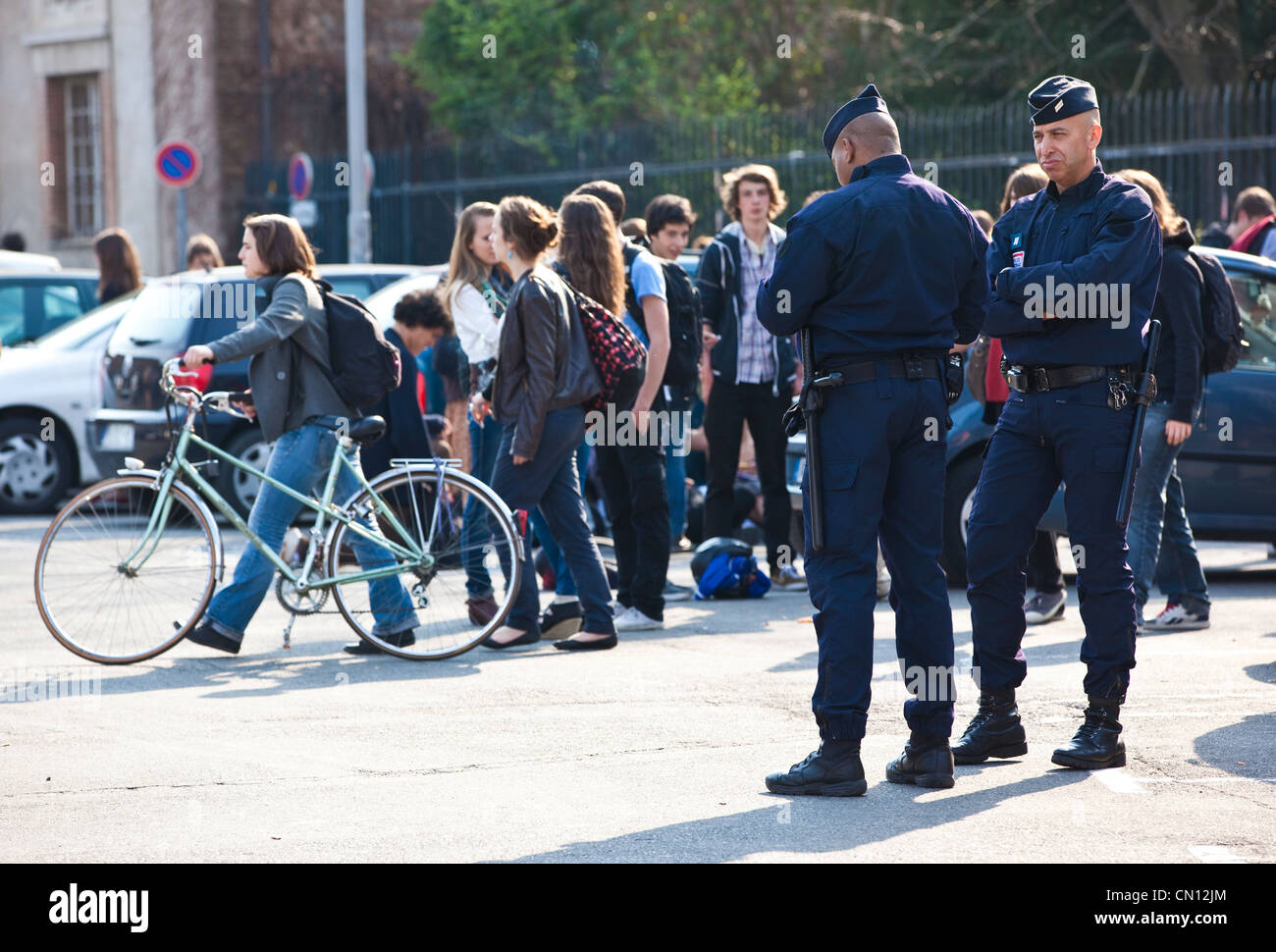 Police Nationale française patrouiller dans les rues en dehors du Lycée Ozenne high school, dans le centre de Toulouse, France. Banque D'Images