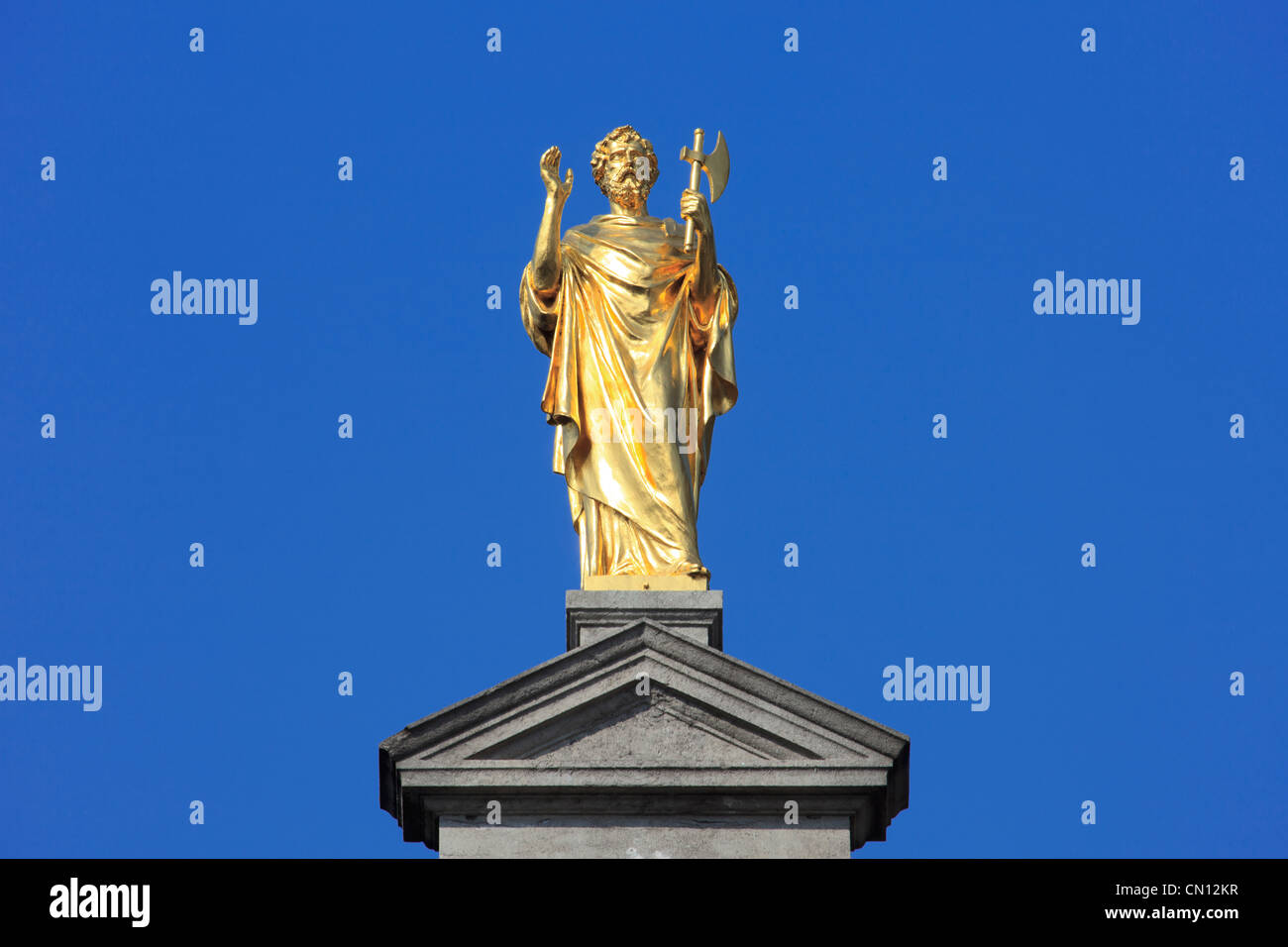 La guildhall des tonneliers surmontée d'une statue dorée de Saint Matthias sur la Place du marché à Anvers, Belgique Banque D'Images