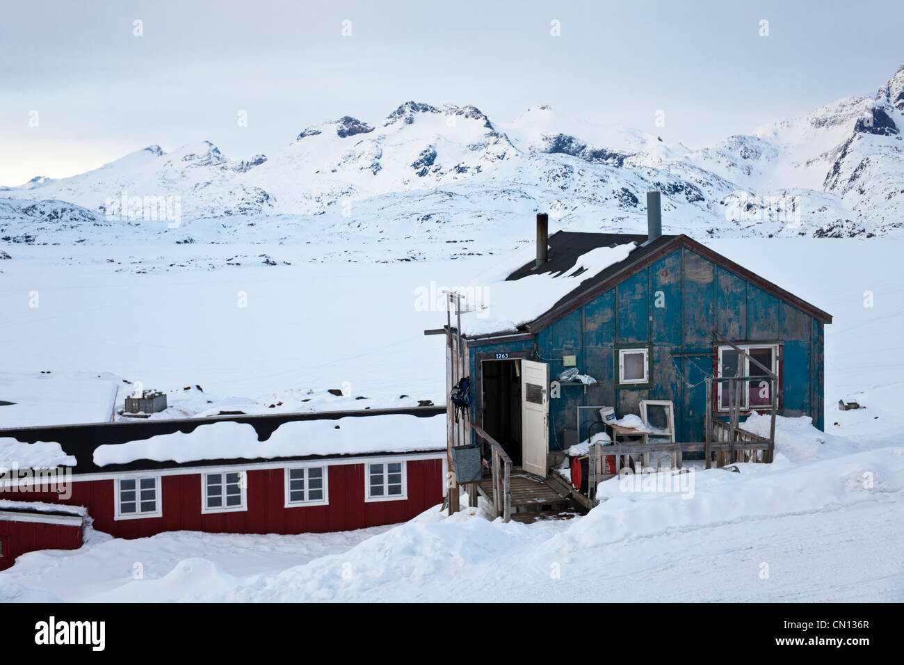 Hut Maison dans village, Est du Groenland Tasiilaq Banque D'Images