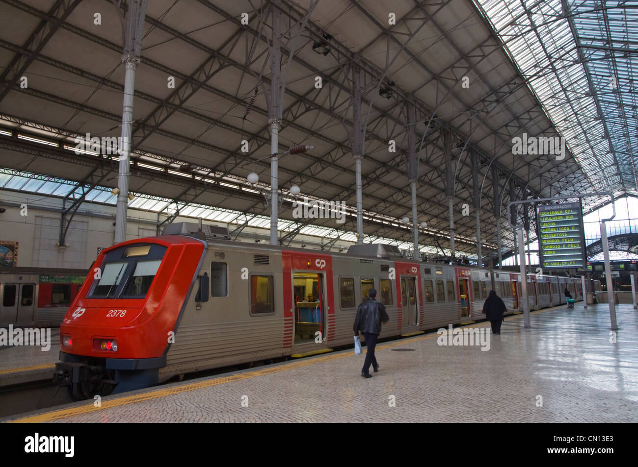 La gare Rossio plates-formes locales de Lisbonne Portugal Europe Banque D'Images