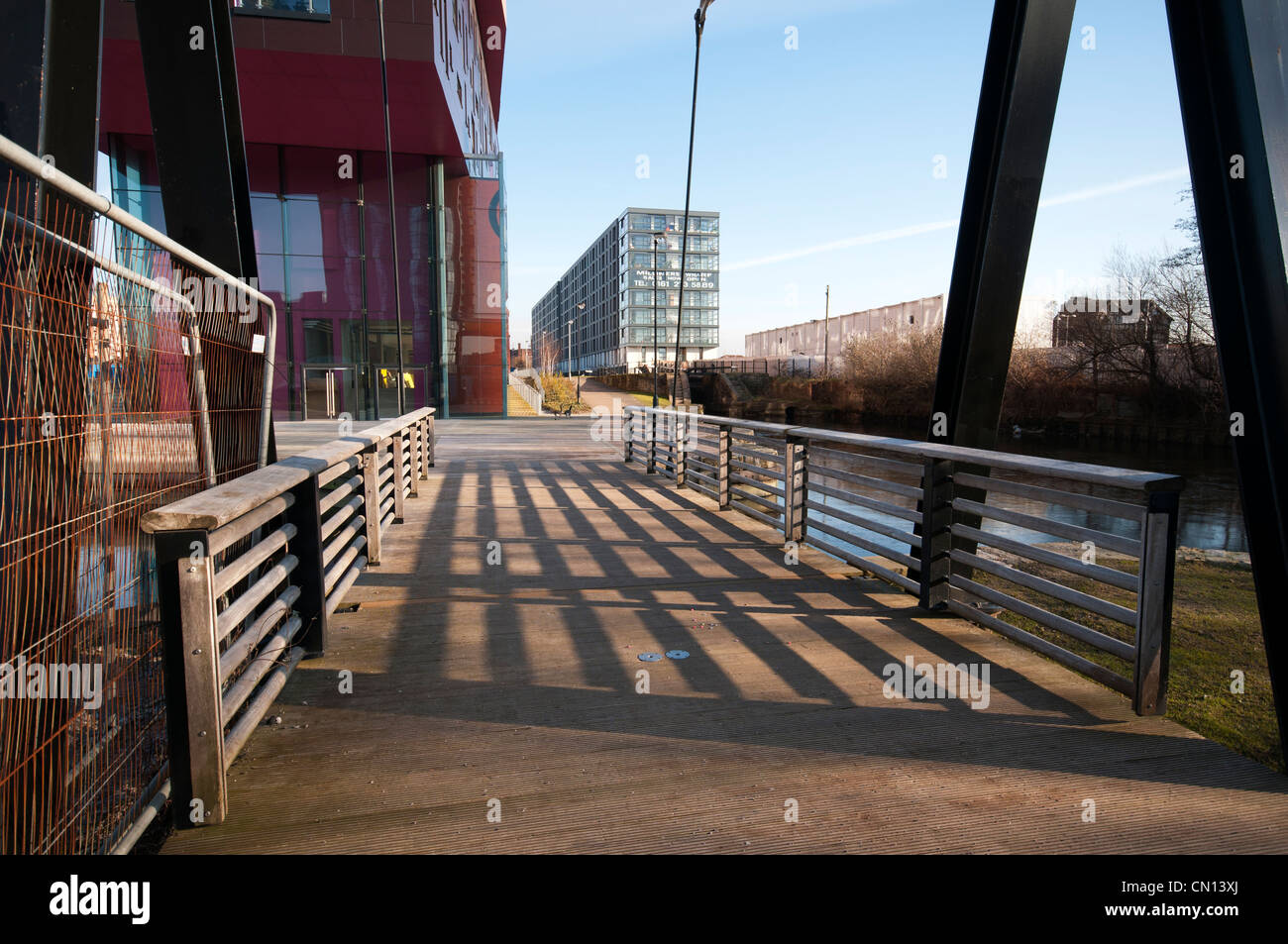 Les jetons et Mariner's Wharf les immeubles à appartements d'un pont à côté du canal Ashton, nouveau quartier d'Islington, Manchester, UK Banque D'Images