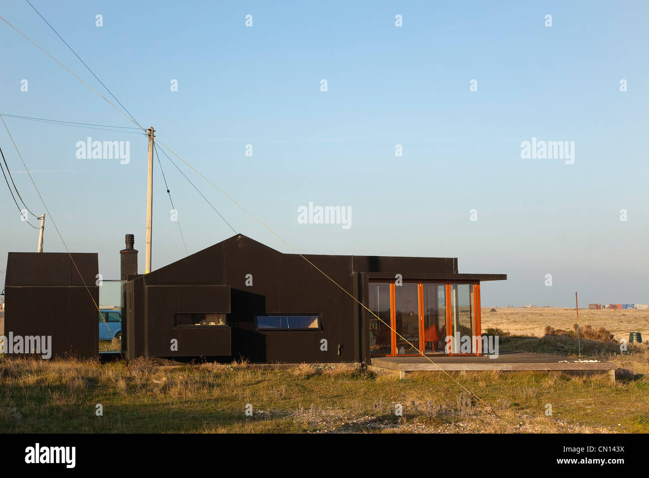 L'Angleterre, Kent, Romney Marsh, Dungeness, ancienne maison de pêcheurs couvertes dans l'étanchéité caoutchouté noir. Banque D'Images