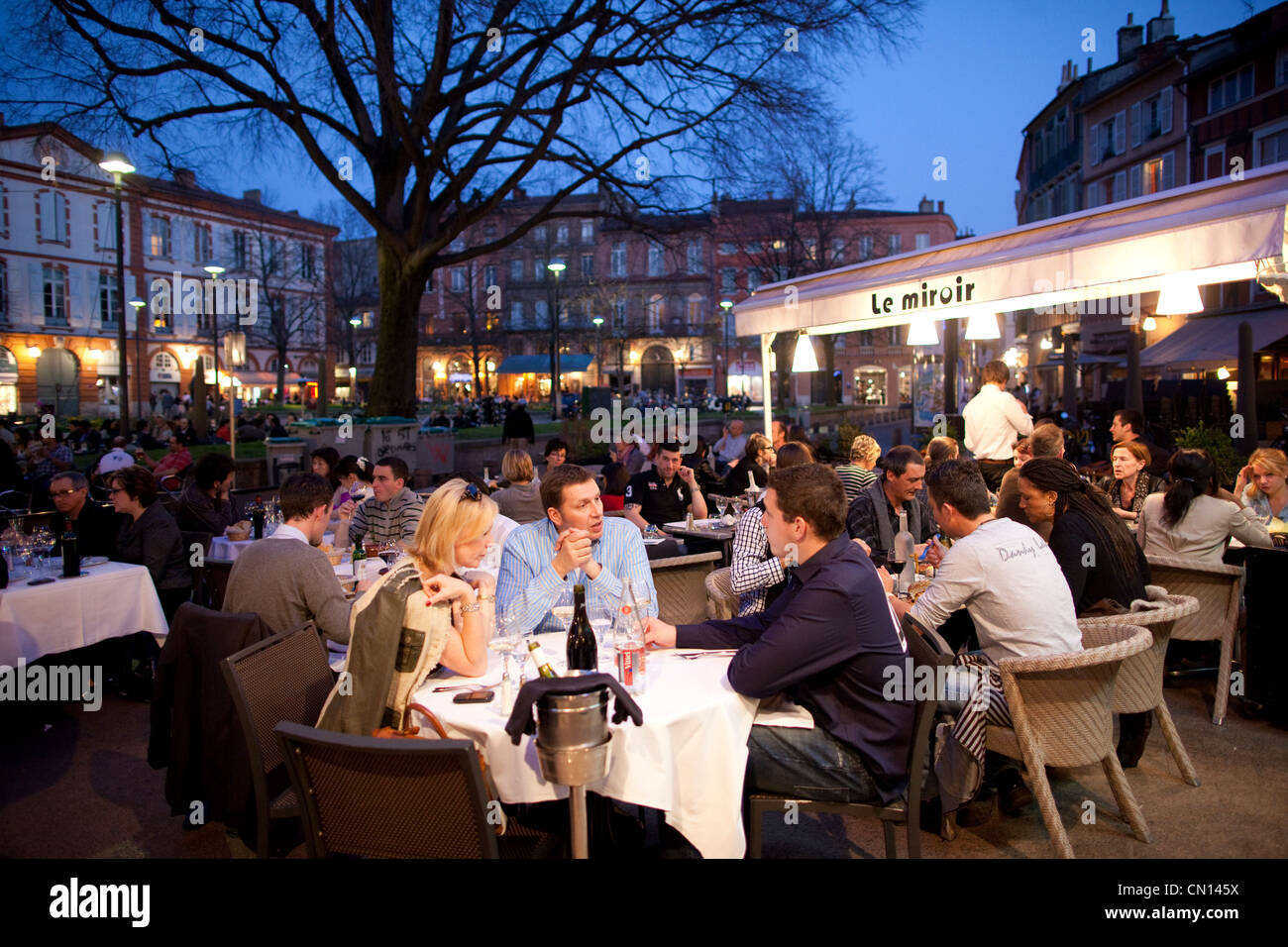 Les Français mangent à l'extérieur sur la place de Le Miroir, Place  Saint-Georges, Toulouse, Midi-Pyrénées, France Photo Stock - Alamy
