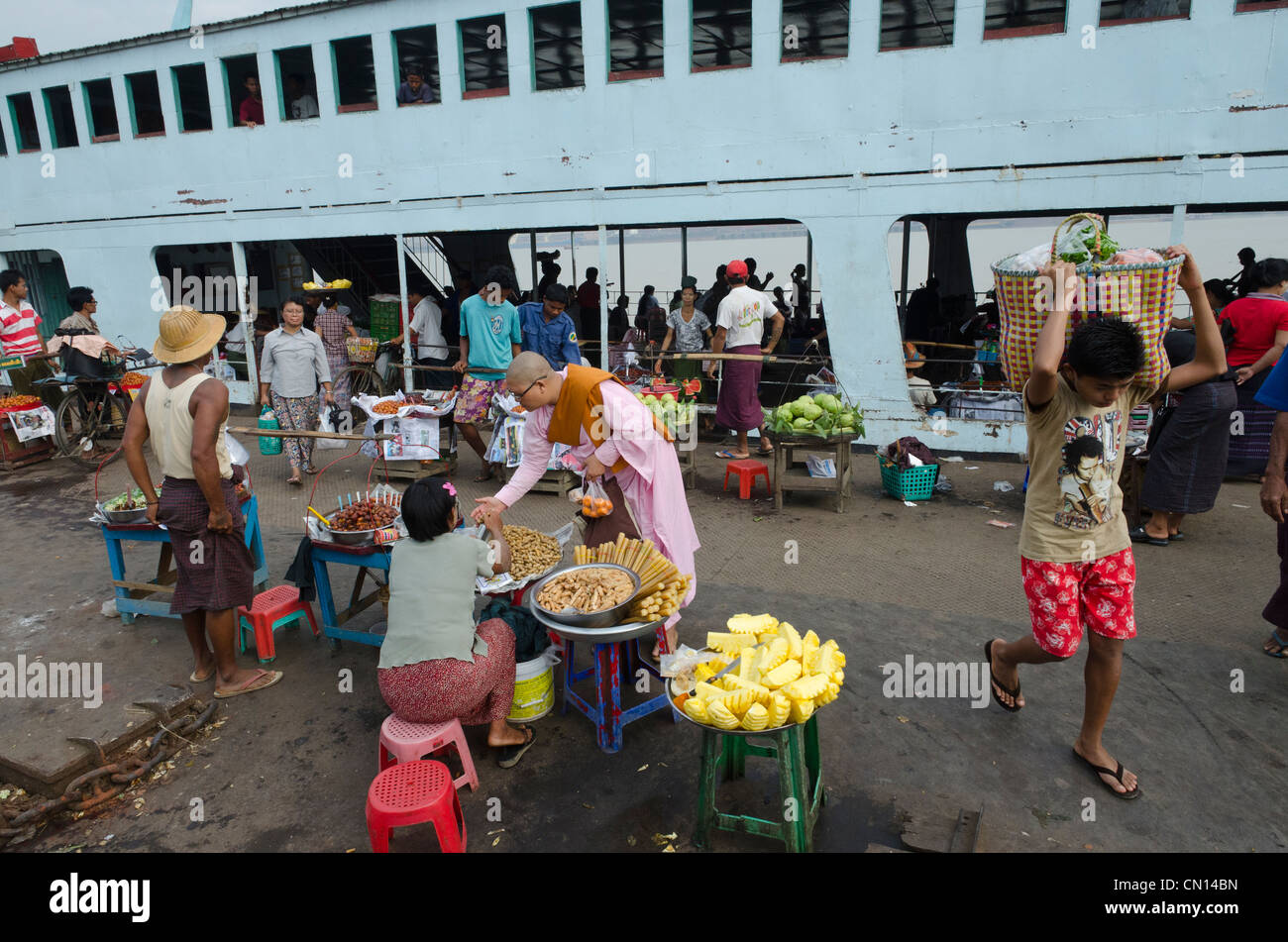 La traversée du fleuve Yangon à Dallah. Yangon. Le Myanmar. Banque D'Images