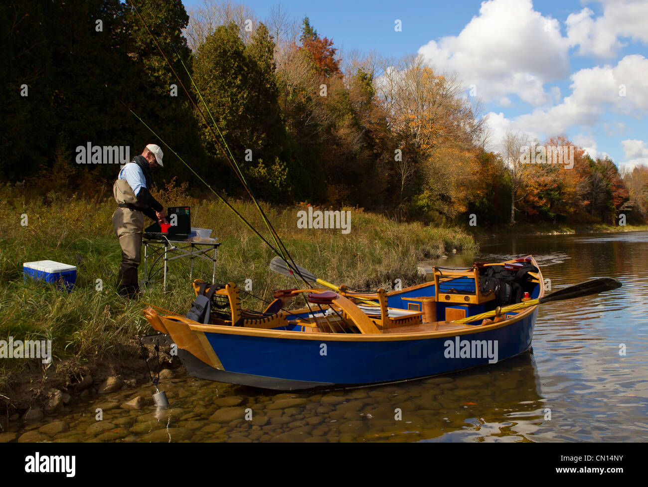 La dérive du pêcheur à la voile sur la rivière Saugeen, le comté de Bruce, en Ontario, Canada Banque D'Images