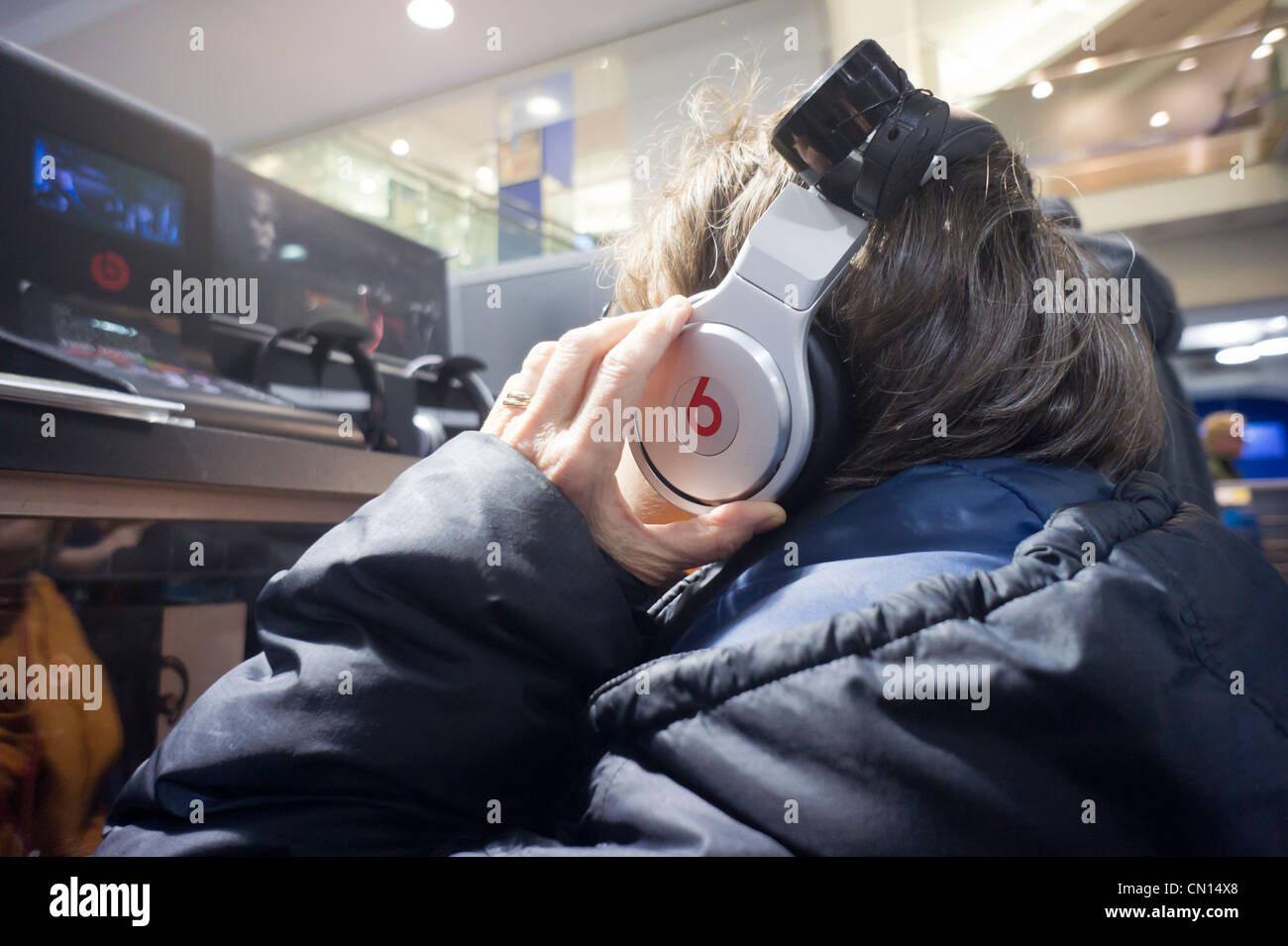Un client dans un magasin Best Buy à New York à l'écoute sur casque Beats  by Dr. Dre Photo Stock - Alamy
