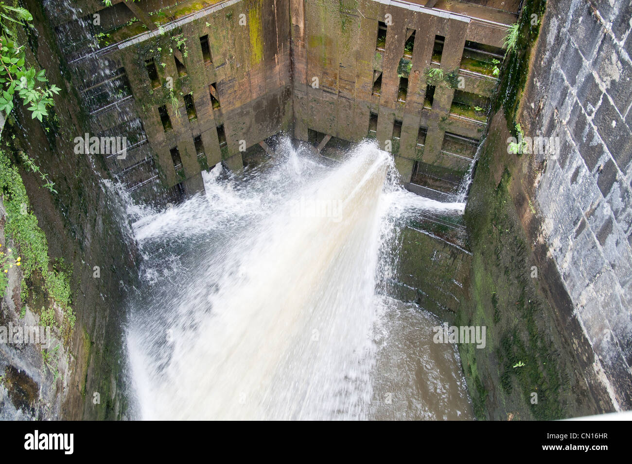 Remplissage de l'eau la serrure sur le canal de Leeds et Liverpool, Bingley, West Yorkshire, en Grande-Bretagne au lieu de cinq écluses Banque D'Images