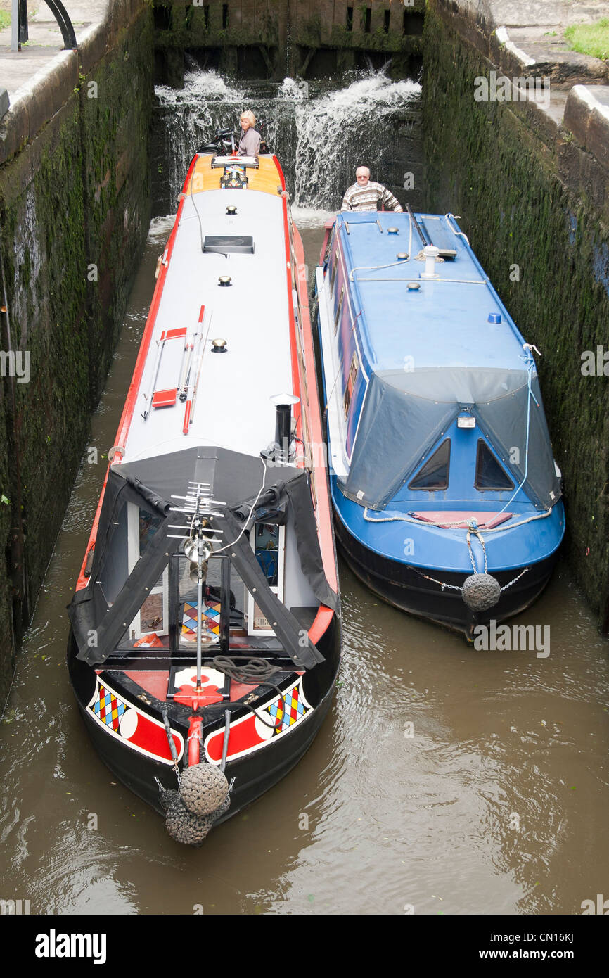 Les péniches sur le canal de Leeds et Liverpool, Bingley, West Yorkshire, en Grande-Bretagne au lieu de cinq écluses Banque D'Images