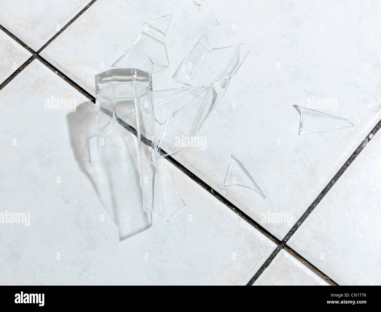 Verre brisé sur le plancher Banque D'Images