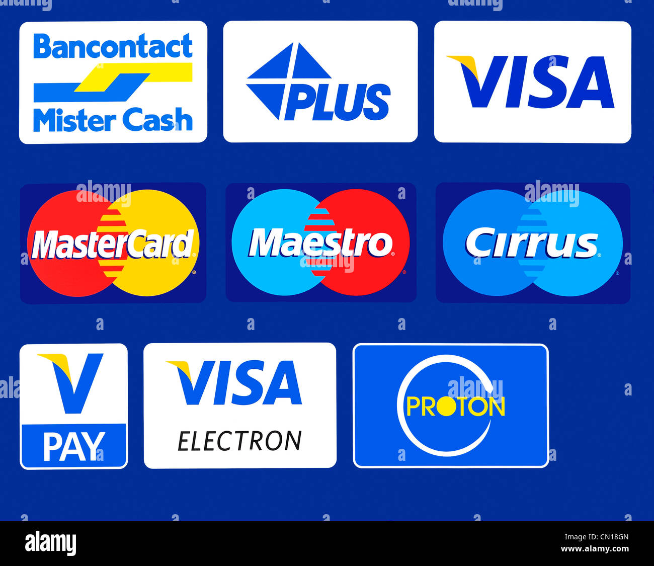 Panneau indiquant les logos de marques de cartes de crédit sur le guichet automatique bancaire / distributeur de la banque KBC, Flandre orientale, Belgique Banque D'Images