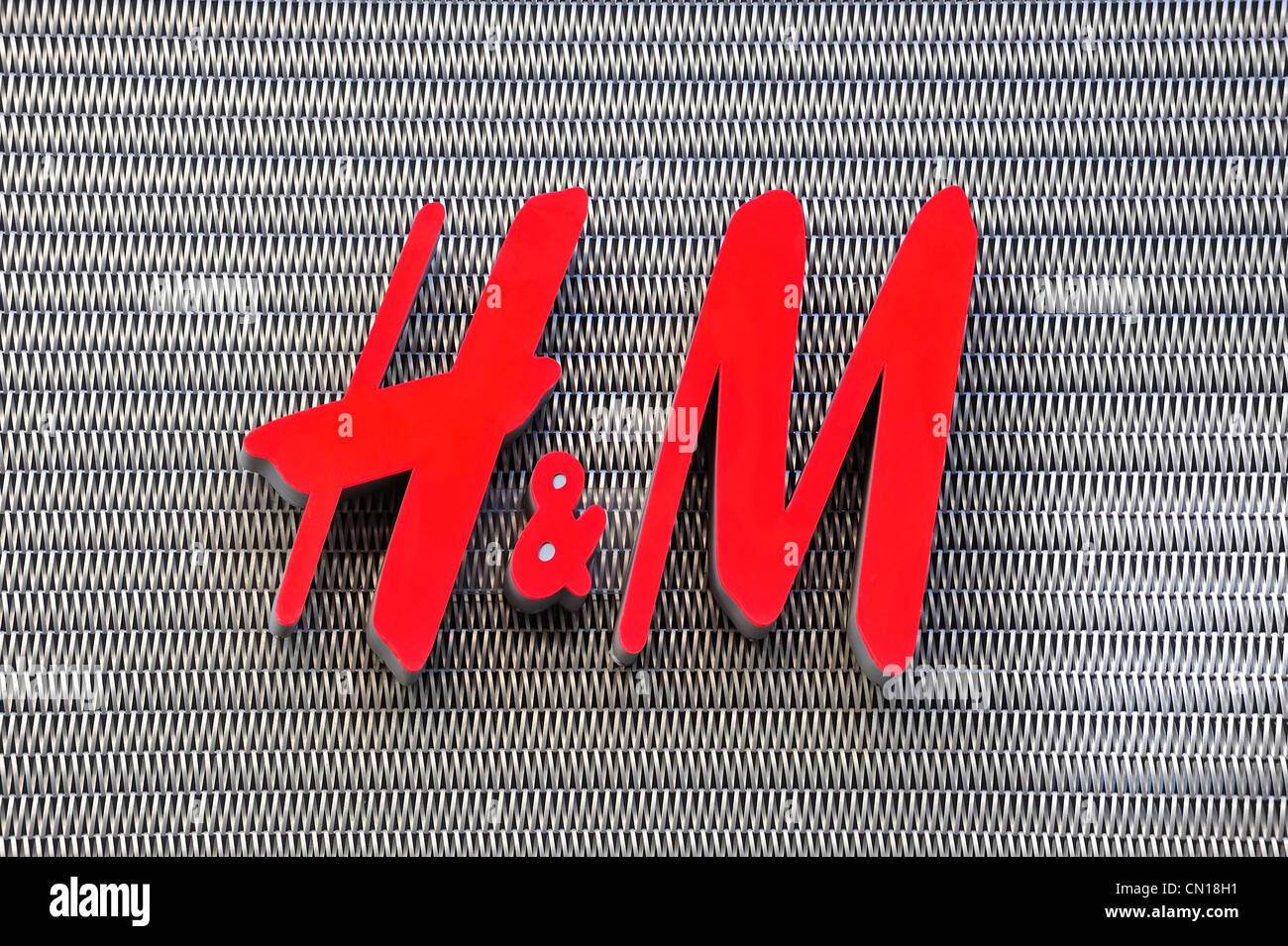Signer avec H&M logo de magasin de vêtements Banque D'Images