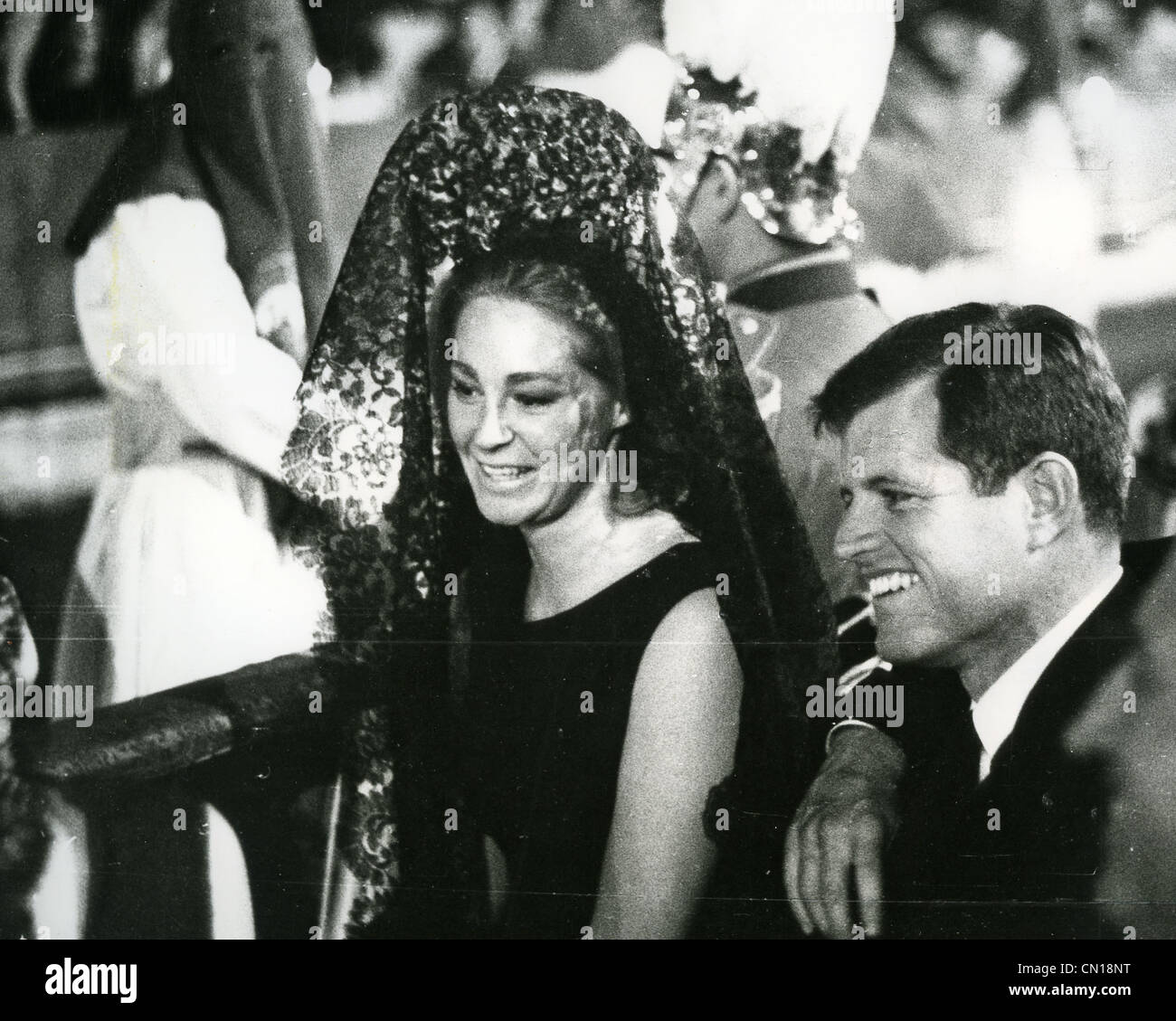 TED Kennedy (1932-2009) Homme politique américain avec sa première épouse, Joan en Espagne de 1970 Banque D'Images