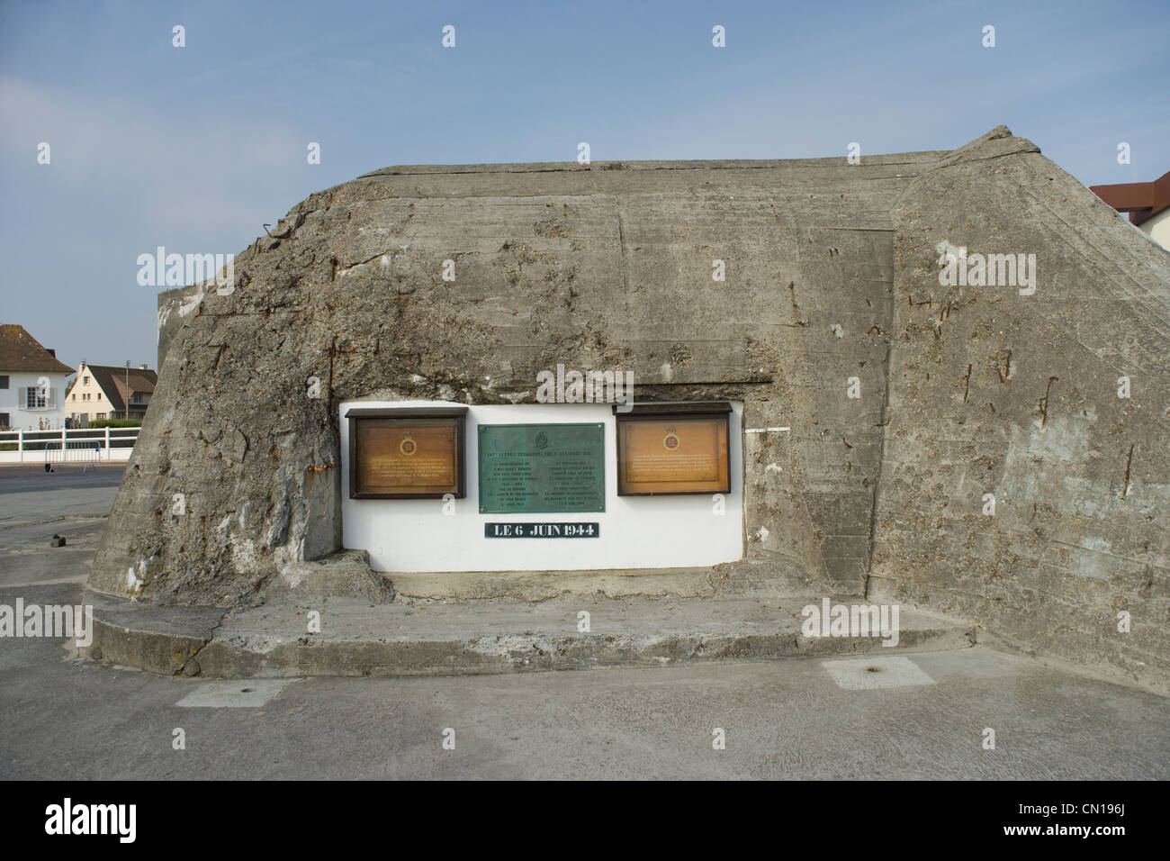 Bunker allemand à Asnelles et mémorial à 147e Essex Yeomanry sur Gold Beach d'une agression le jour par les forces britanniques en Normandie Banque D'Images