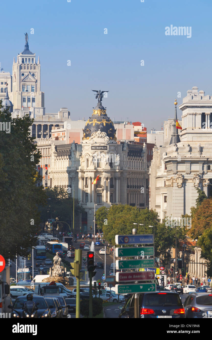 Madrid, Espagne. Voir la Calle Alcala à Metropolis building à partir de la Puerta de Alcala. Banque D'Images