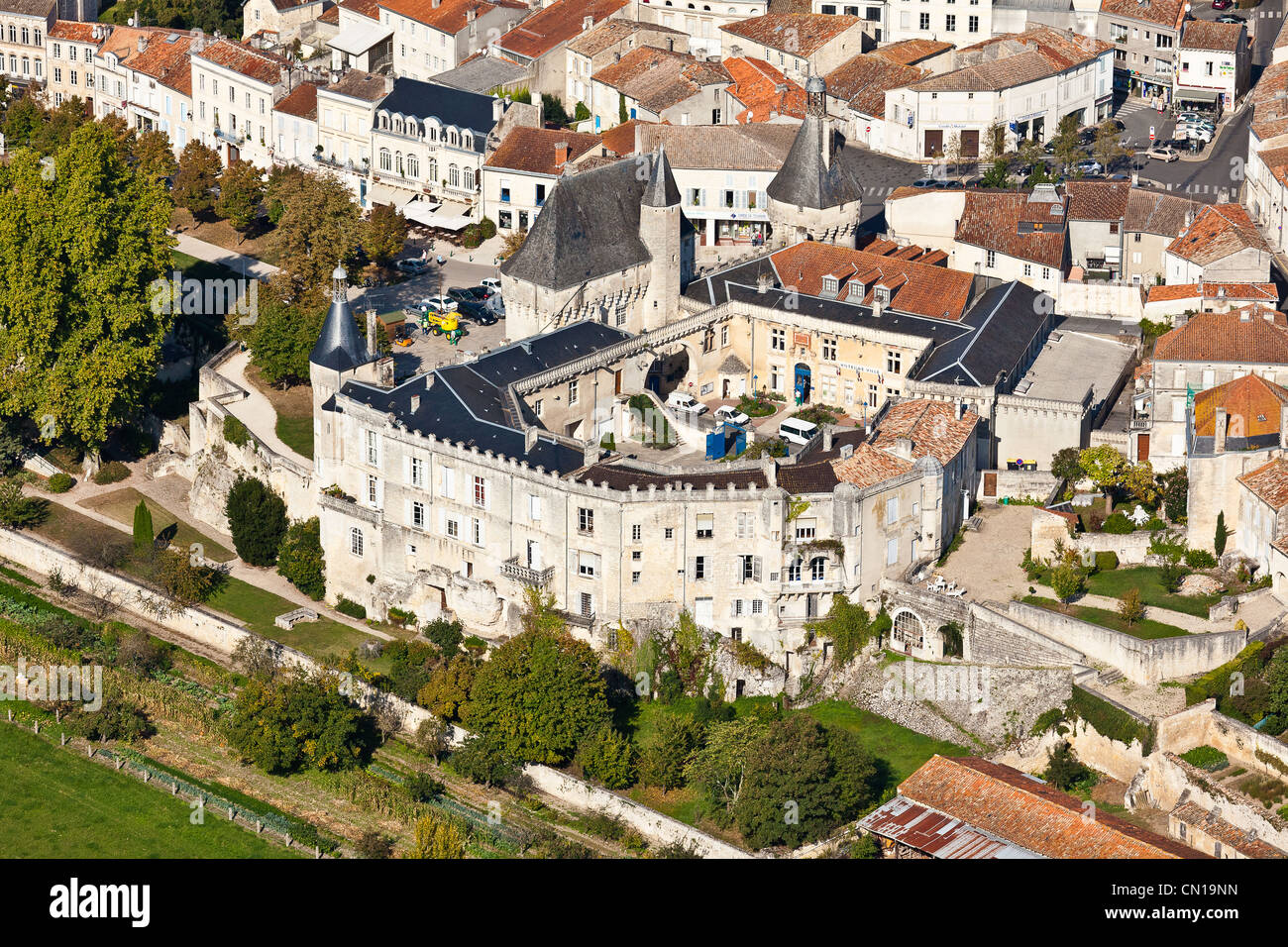 En France, en Charente Maritime, Jonzac, le Château (vue aérienne) Banque D'Images