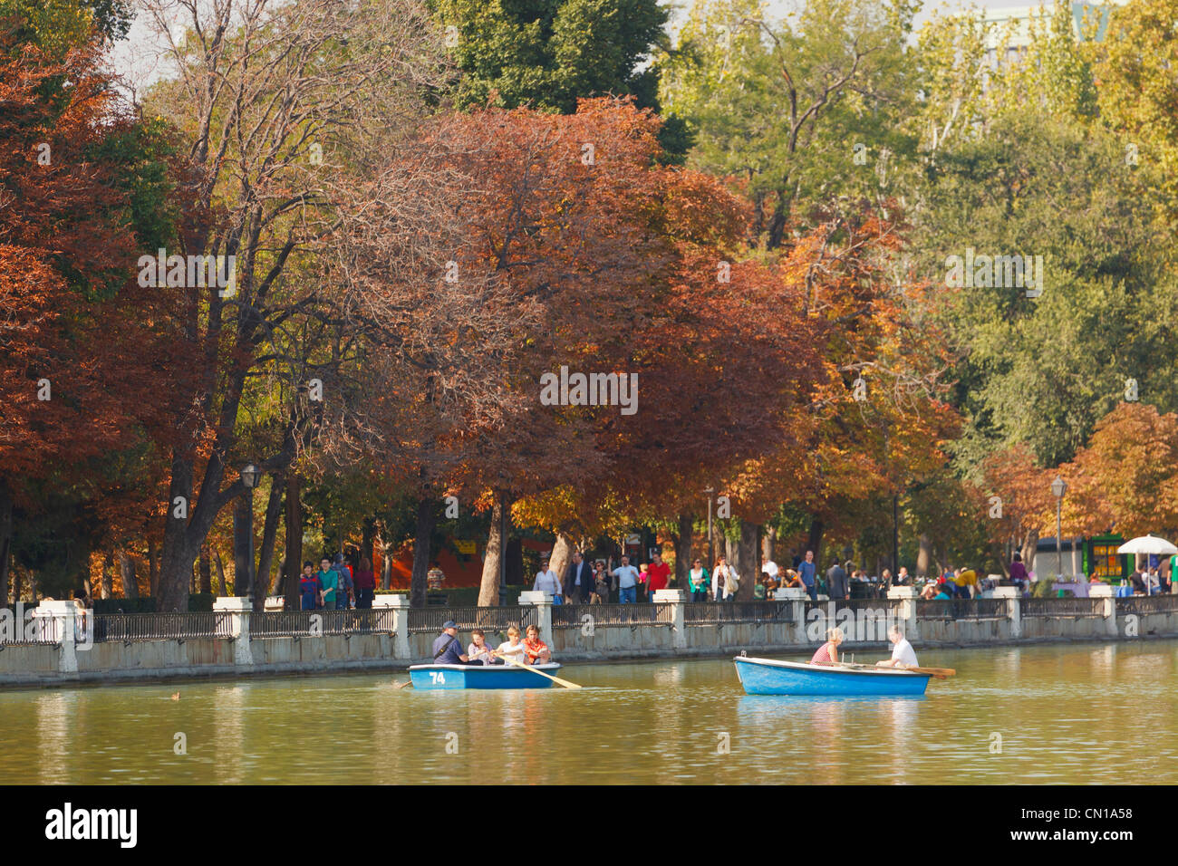 Madrid, Espagne. De l'aviron sur l'Estanque, ou d'un lac, dans les jardins d'El Retiro. Banque D'Images