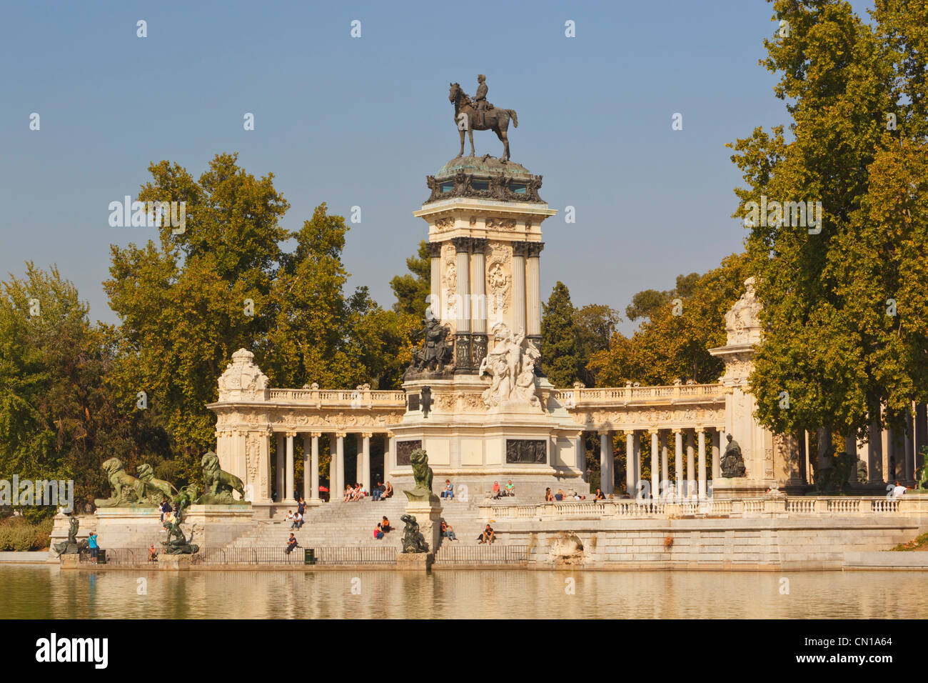 Madrid, Espagne. L'estanque, ou d'un lac, dans les jardins d'El Retiro. Monument au roi Alphonse XII en arrière-plan. Banque D'Images