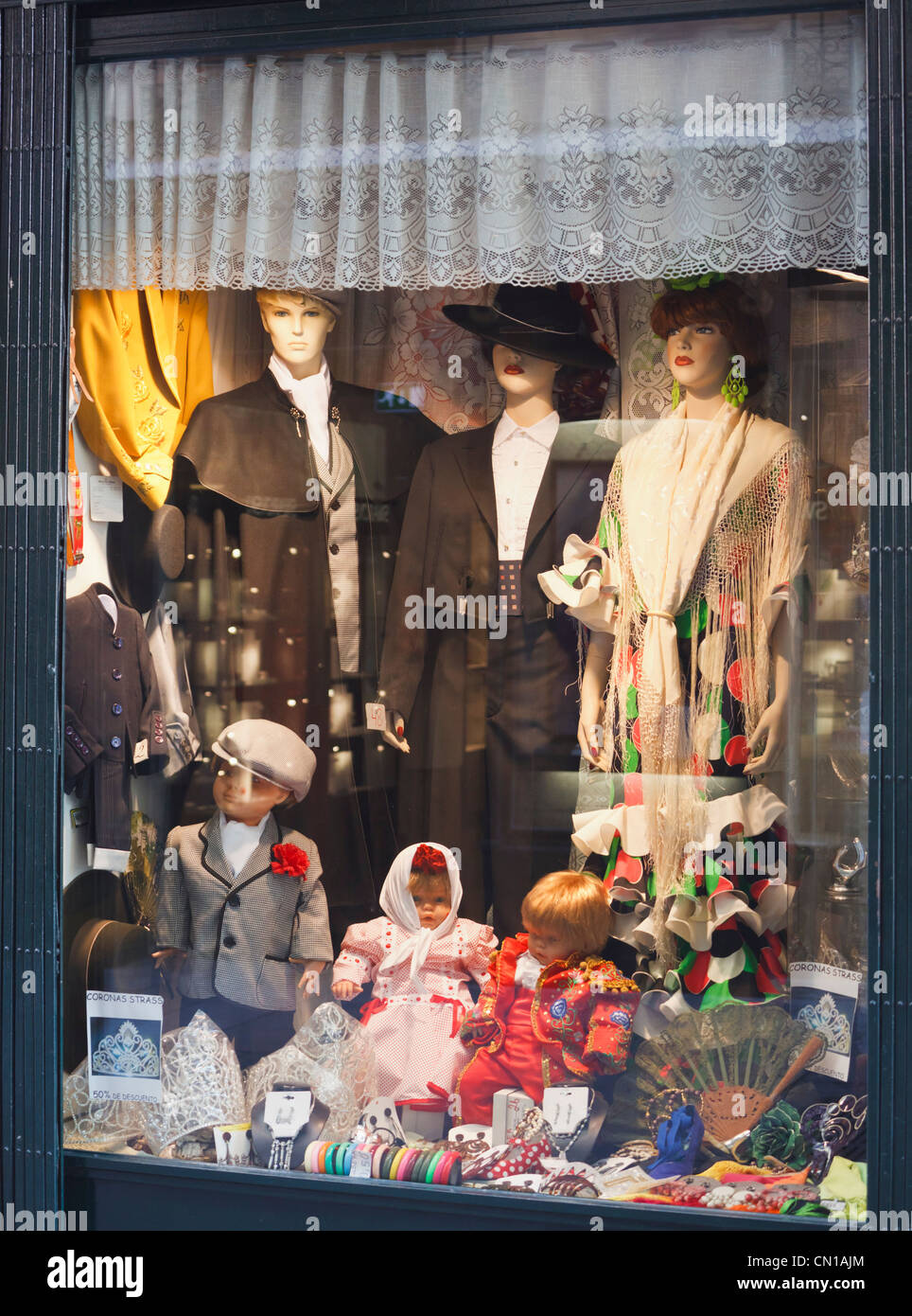 Madrid, Espagne. Fenêtre de magasin spécialisé dans les vêtements typiques espagnoles et des poupées. Banque D'Images