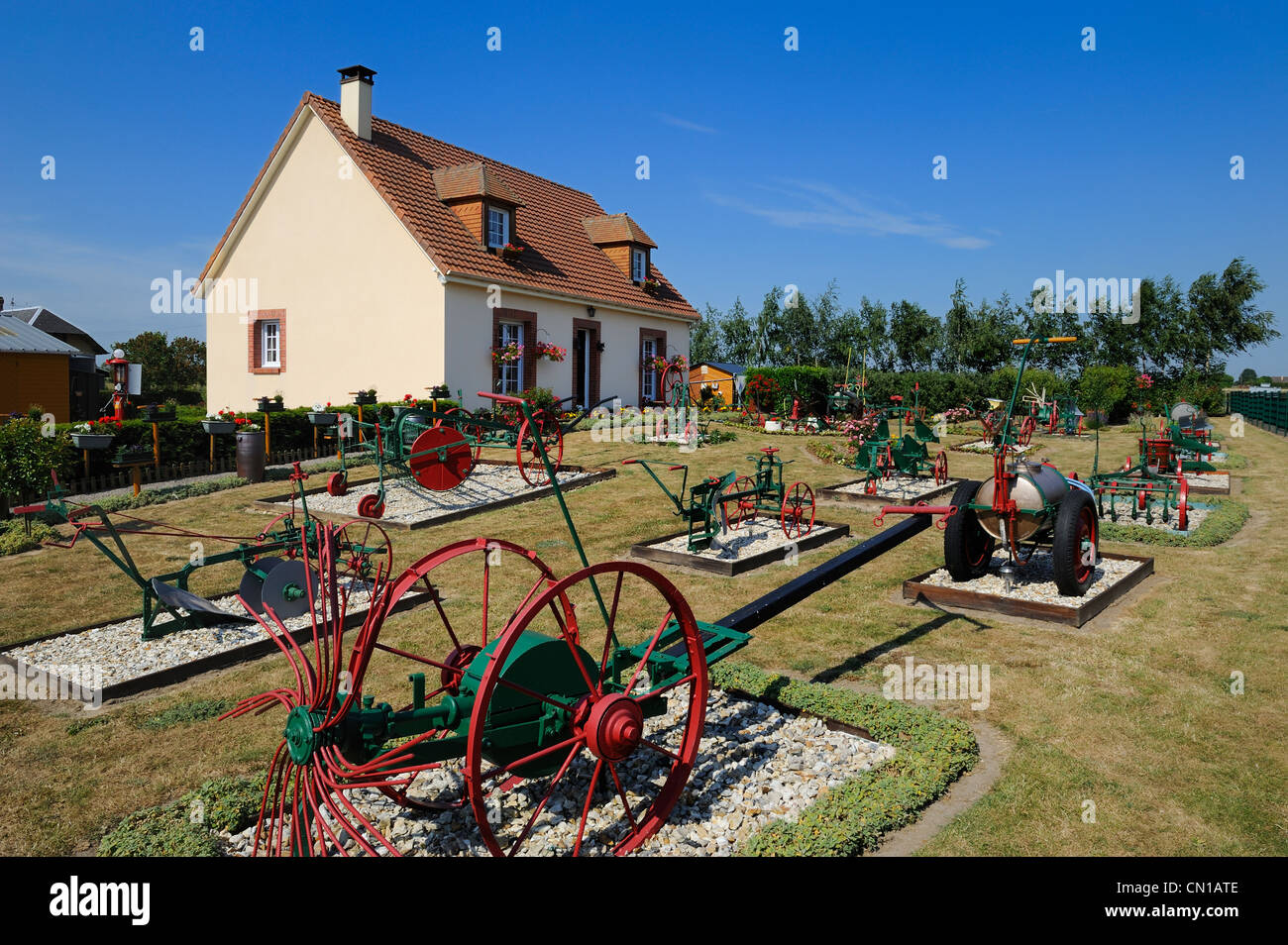 La France, l'Eure, Saint Aubin sur Quillebeuf, collection de machines agricoles dans le jardin de M. Tesson Banque D'Images