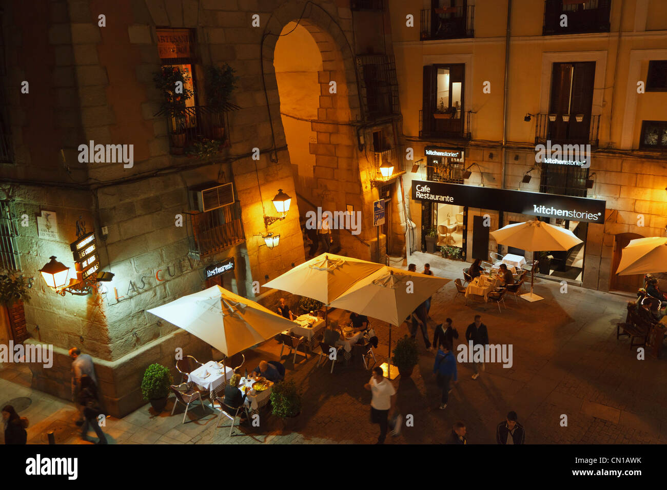 Madrid, Espagne. Les repas en plein air par l'Arco de Cuchilleros qui mène à la Plaza Mayor. Banque D'Images