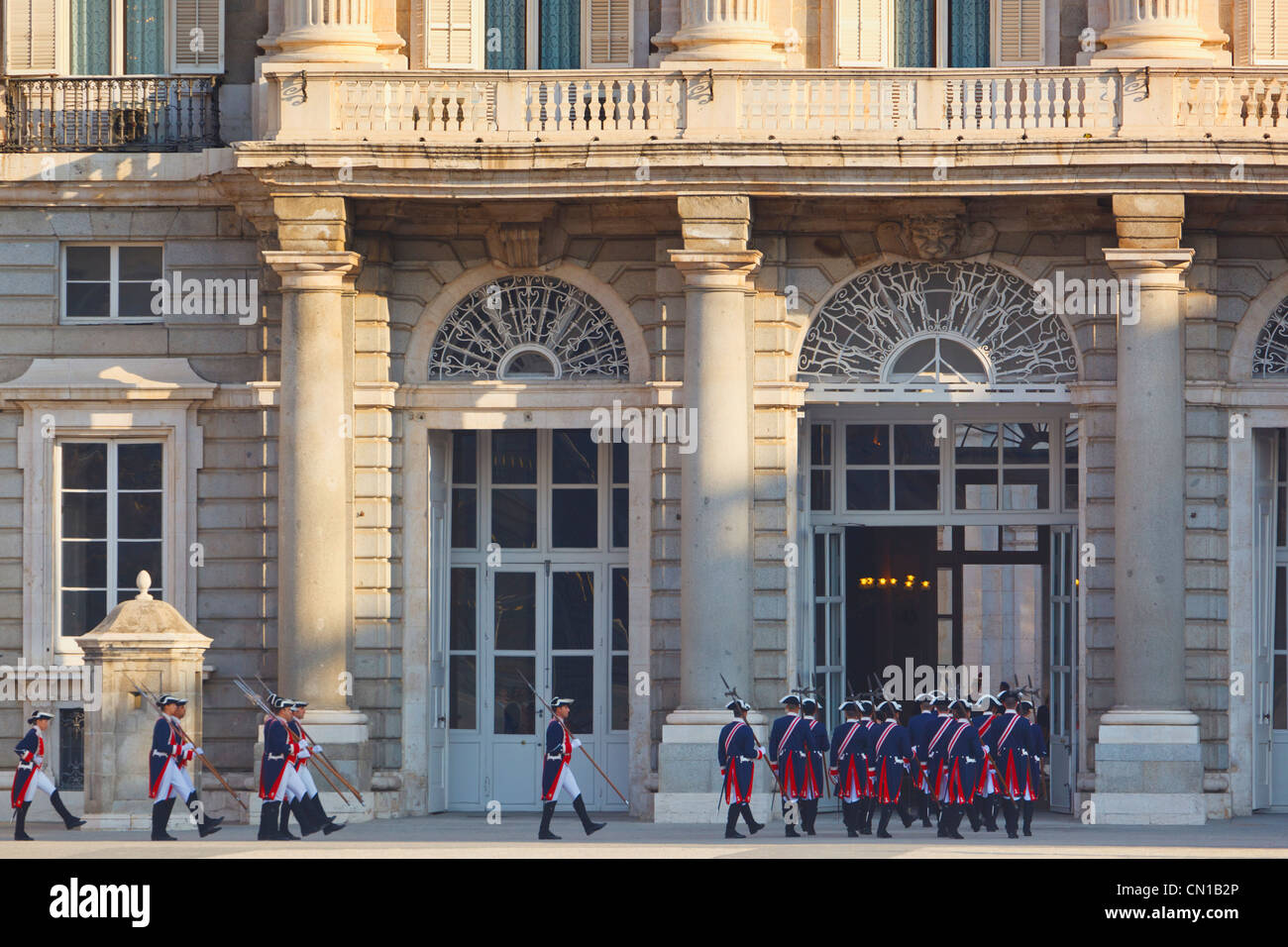 Madrid, Espagne. Palacio Real. Le Palais Royal, avec Reales Guardias Alabarderos ou hallebardiers de la Garde royale Banque D'Images