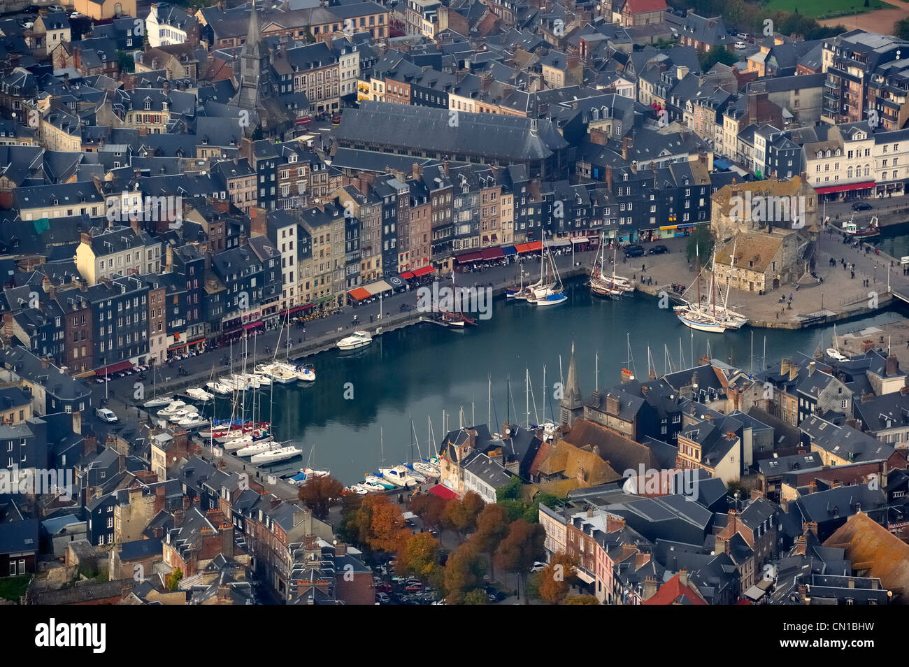 France, Calvados, Honfleur et son pittoresque vieux port (vue aérienne) Banque D'Images