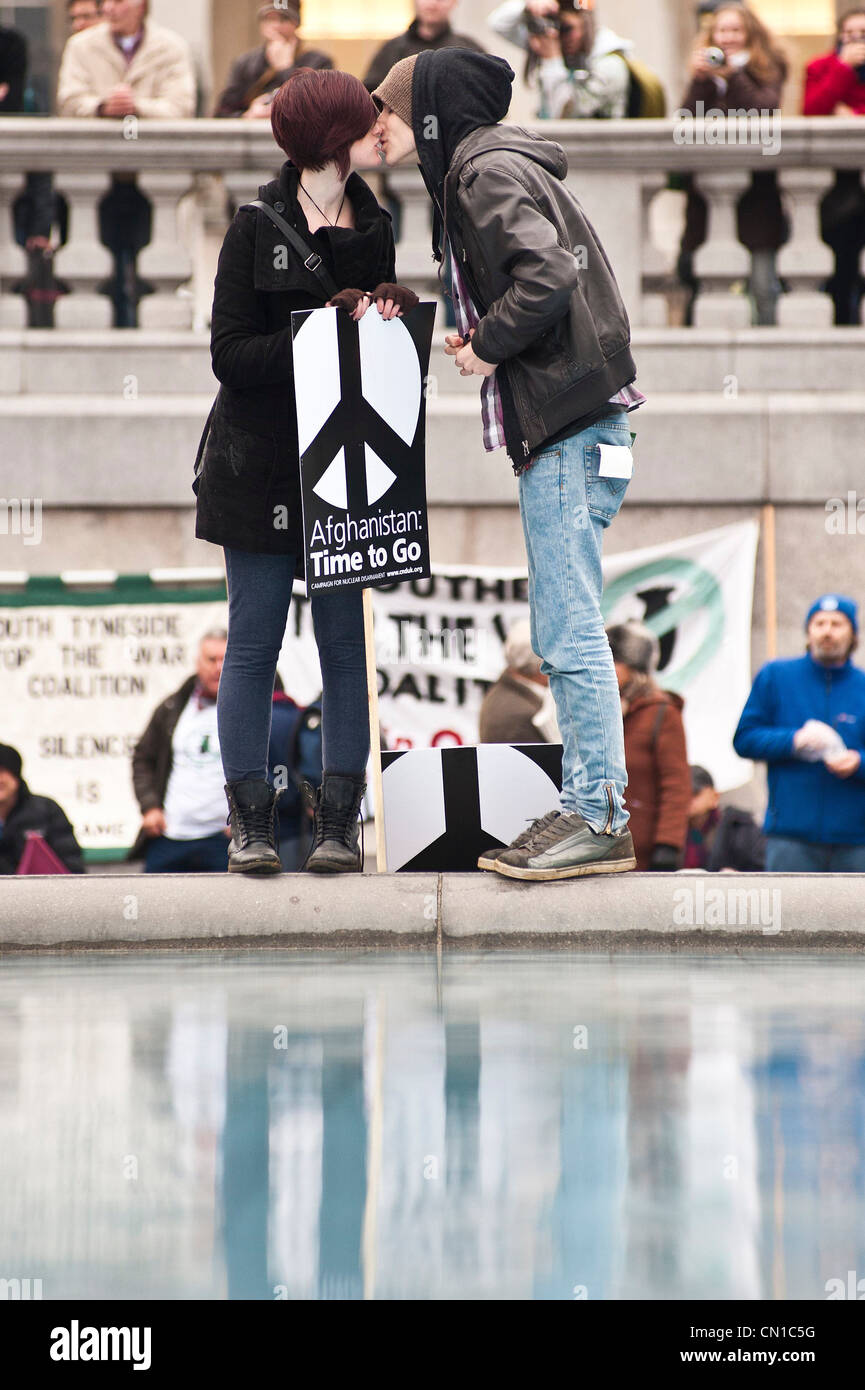 20/11/2010 Un jeune couple baiser à l'Afghanistan : le temps de rassemblement à Trafalgar Square pour faire campagne pour le retour de UK et US Banque D'Images