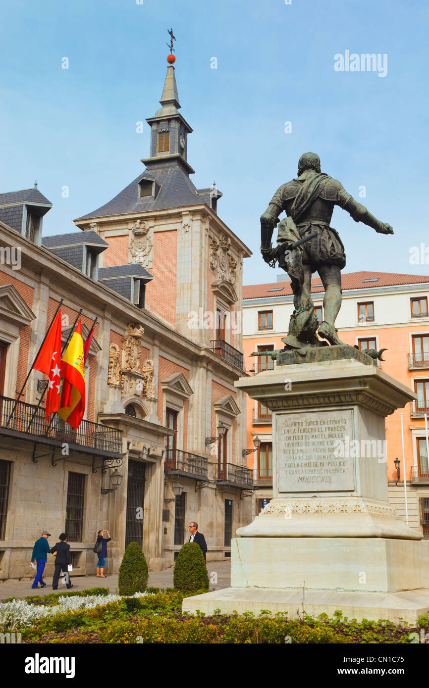 Madrid, Espagne. Plaza de la Villa avec statue de Álvaro de Bazán. Banque D'Images