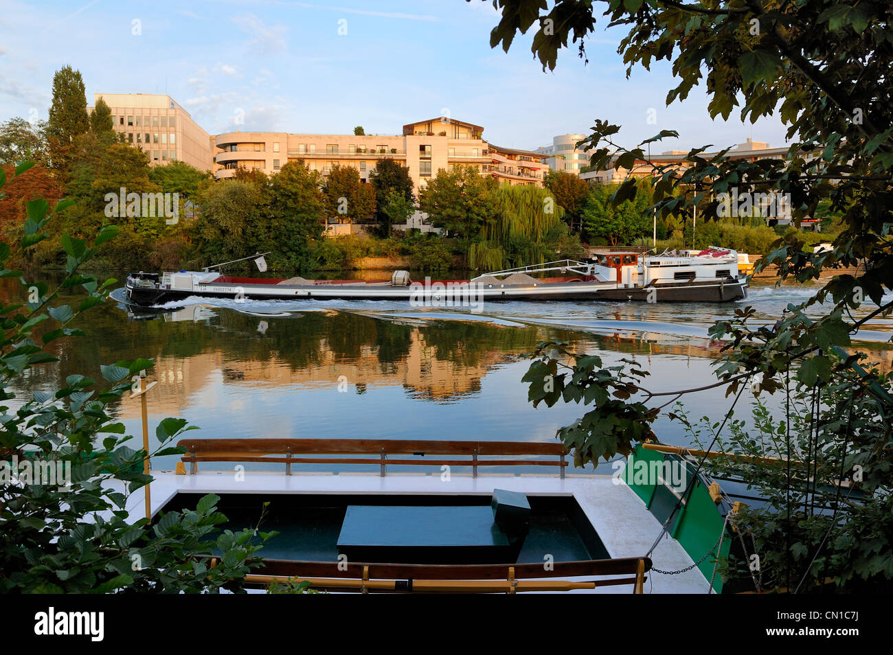 France, Yvelines, Chatou, l'Île des impressionnistes, une péniche passant sur la Seine Banque D'Images