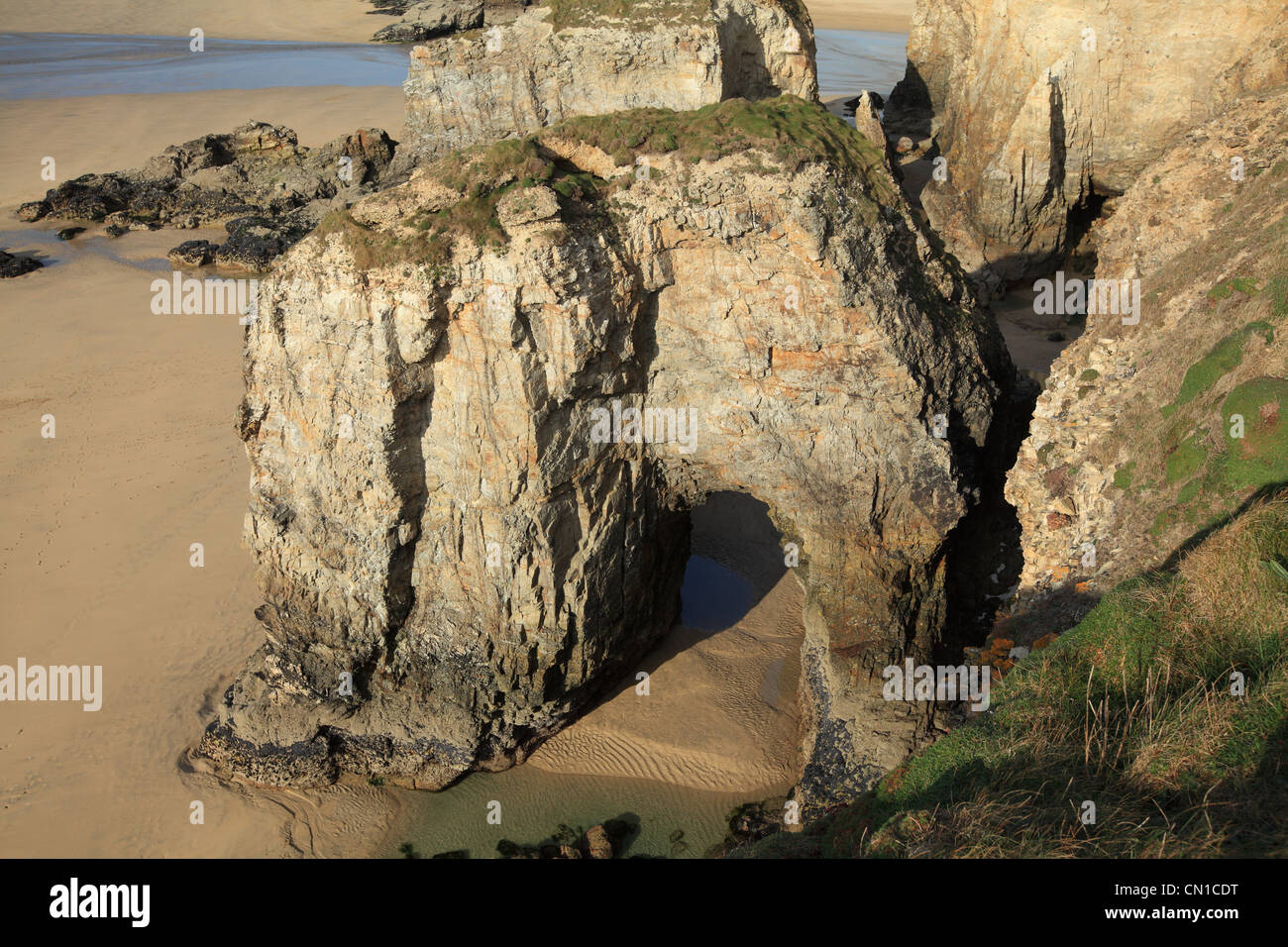 Rock à archway Broad Oak beach, North Cornwall, England, UK Banque D'Images