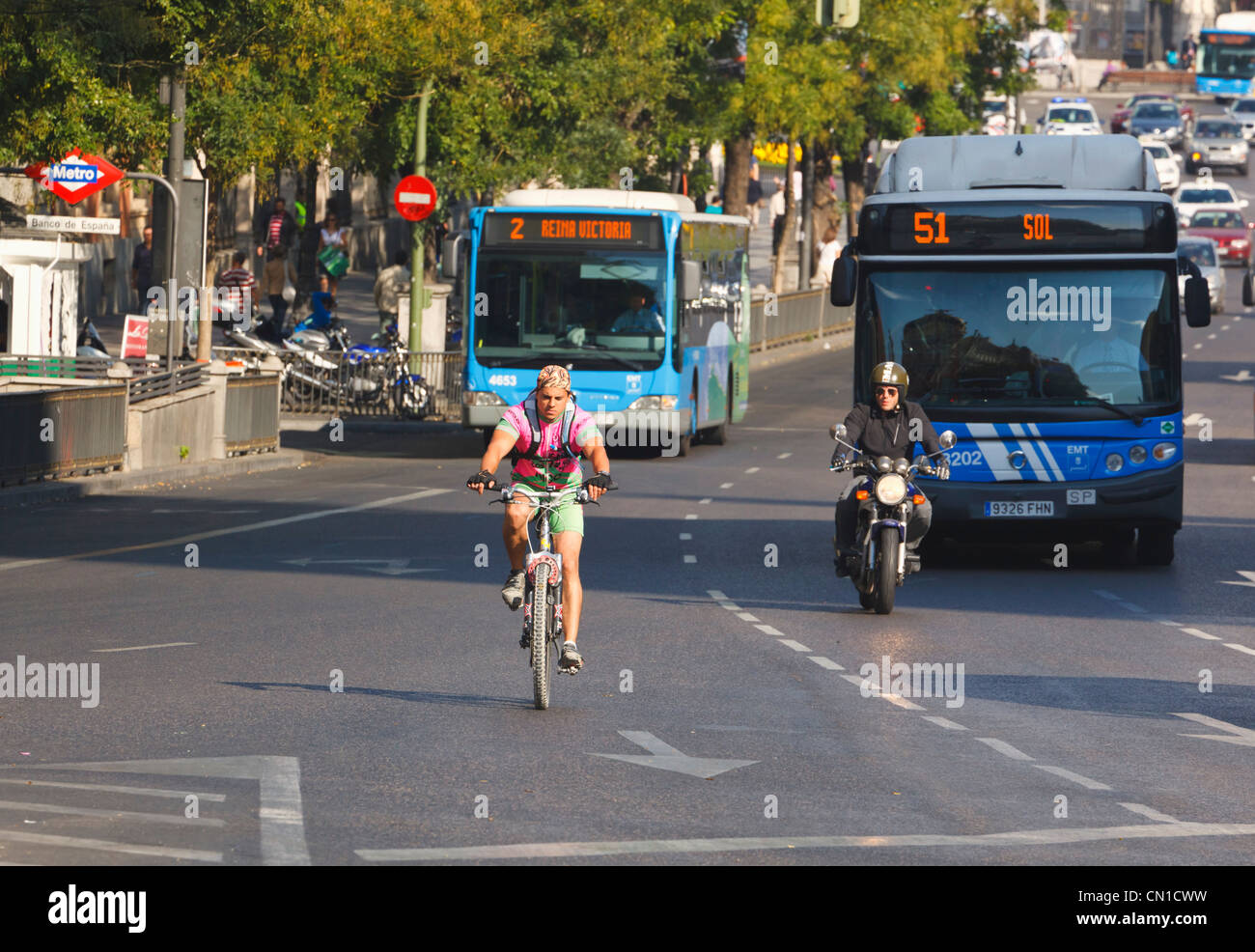 Madrid, Espagne. Parmi les cyclistes du trafic dans la Calle de Alcalá. Banque D'Images