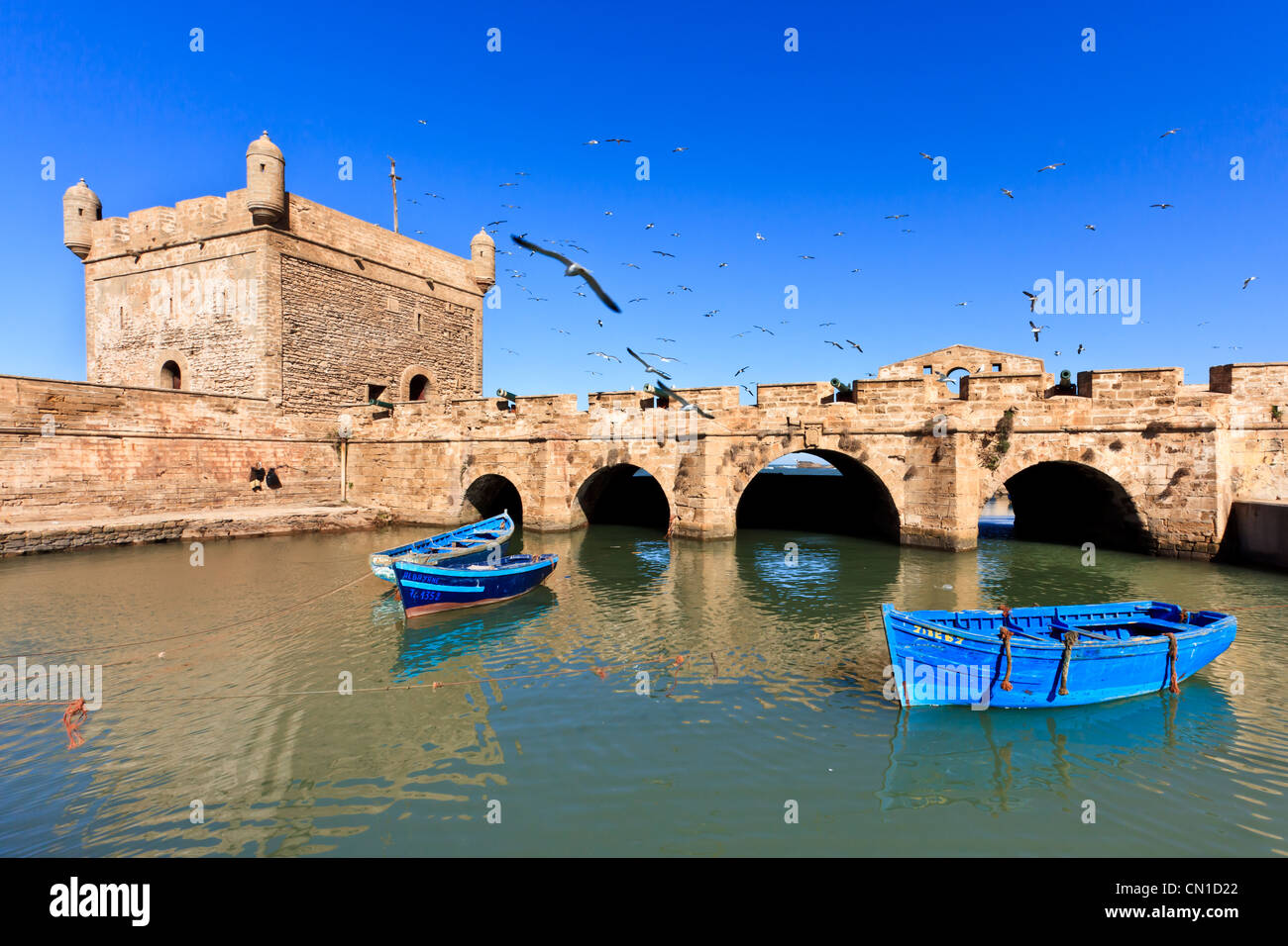Fort d'Essaouira et de bateaux de pêche dans le port d'Essaouira, Maroc Banque D'Images