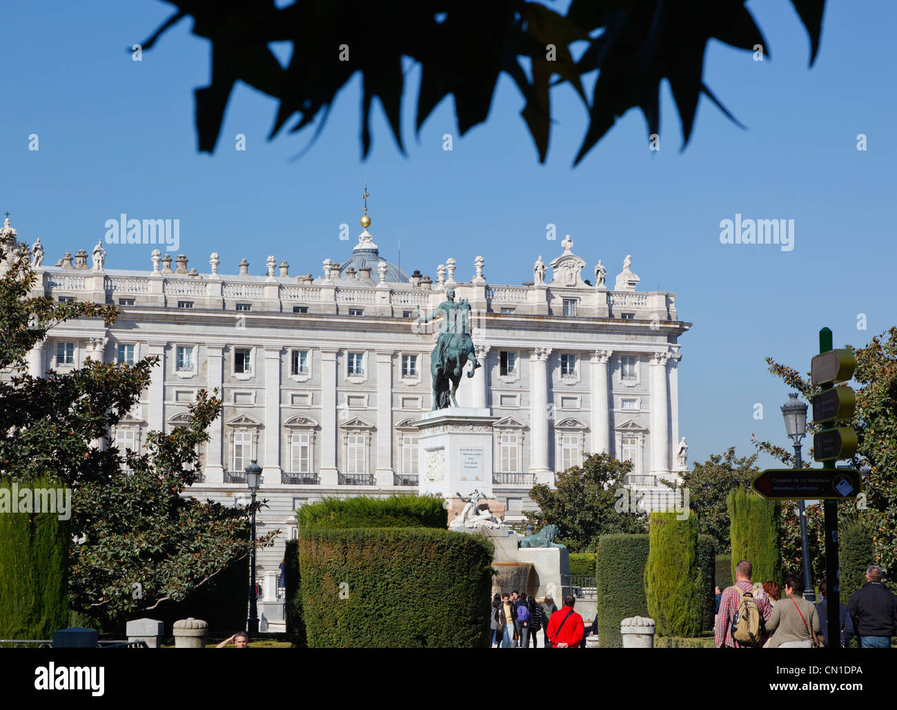 Madrid, Espagne. Plaza de Oriente avec le Palacio Real, le Palais Royal ou l'arrière-plan. Statue équestre de Philippe IV par Pietro Tacca. Banque D'Images