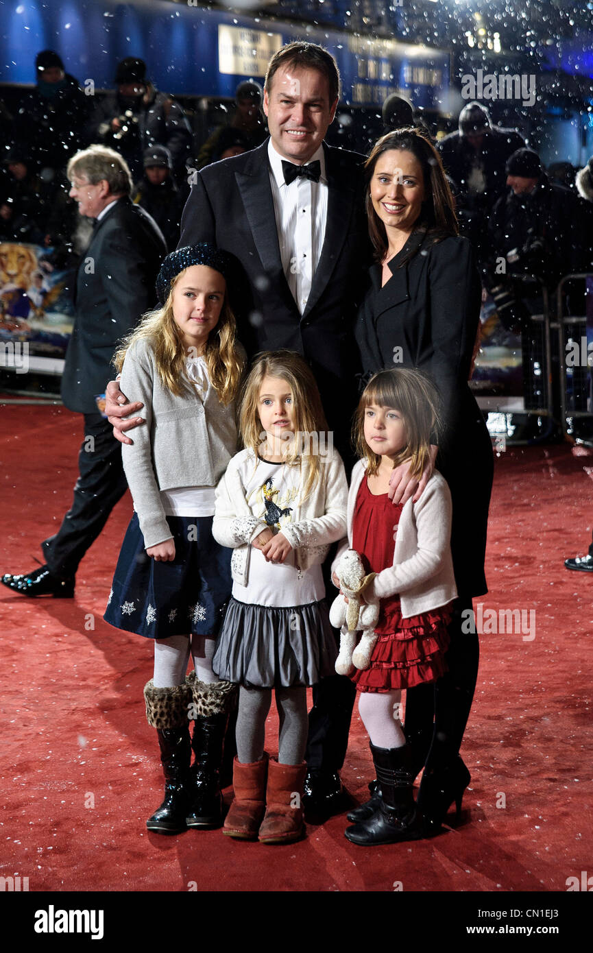 30/11/2010 Peter Jones et de la famille assiste à la première mondiale et Royal Film Performance de l'insert magique Narnia : l'Odyssée du Passeur d'Aurore à Leicester Square, Londres, 30 novembre 2010. Crédit photo doit se lire : Julie Edwards Banque D'Images