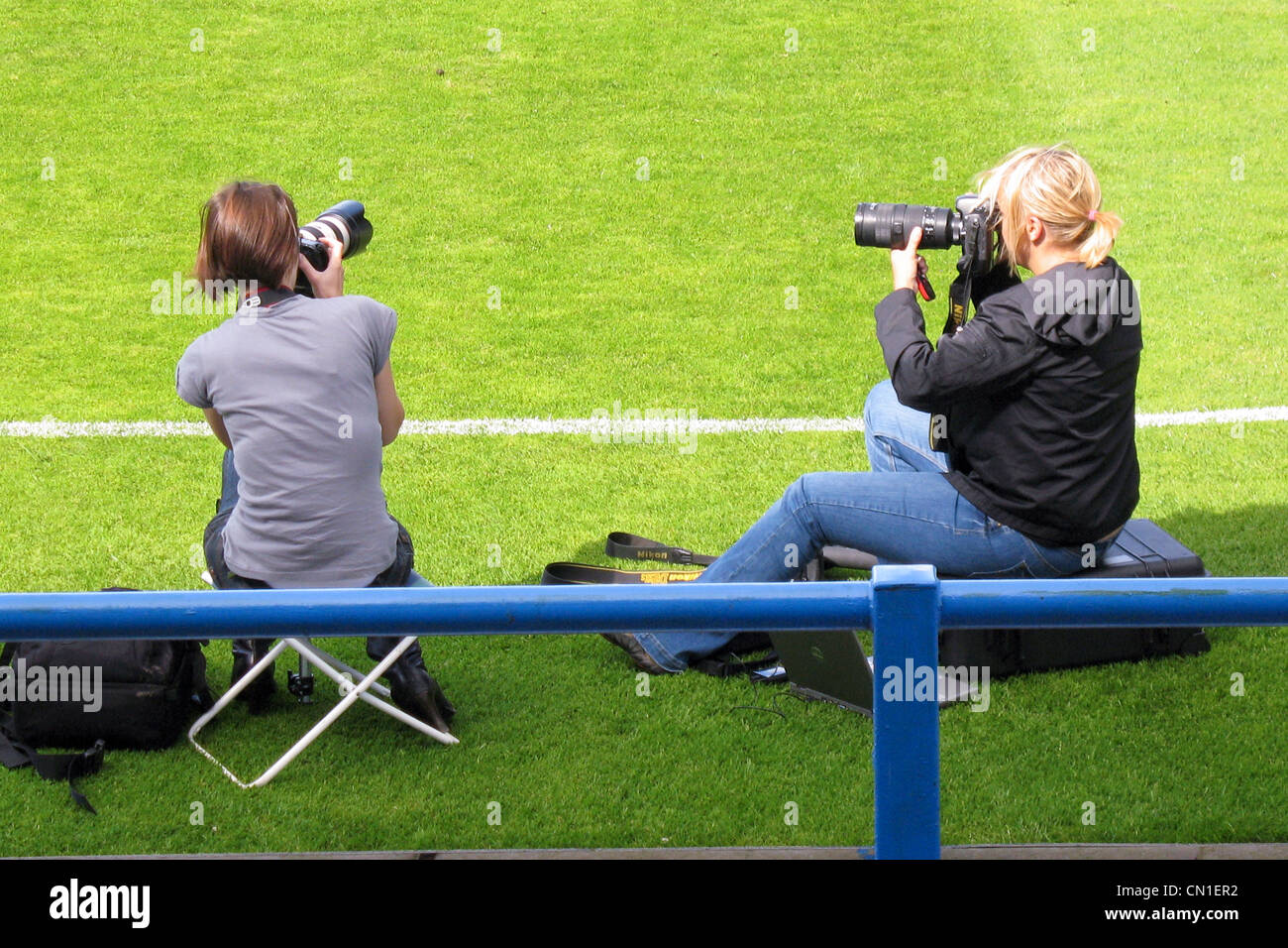 Deux photographes de presse, sport féminin de prendre une photo à Chesterfield Football Club - Saltergate Banque D'Images