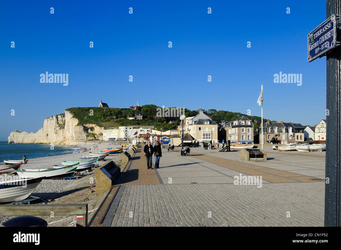 France, Seine Maritime, Pays de Caux, Cote d'Albatre (Côte d'Albâtre), Etretat, falaise d'Amont et Notre Dame de la Garde Banque D'Images