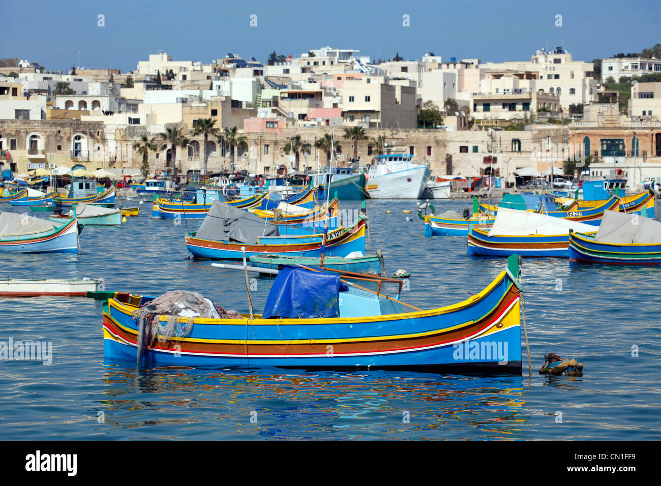 Bateaux de pêche maltais traditionnel appelé dghajsa dans le port de Marsaxlokk, Malte Banque D'Images