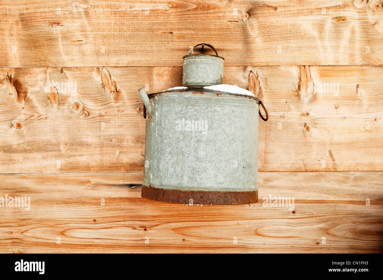 Vintage metal seau accroché sur le mur en bois Banque D'Images