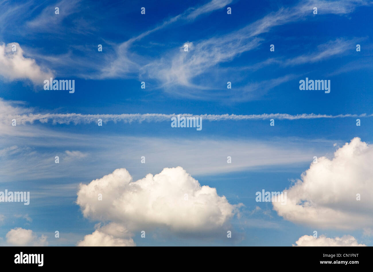 Ciel bleu avec des nuages Banque D'Images