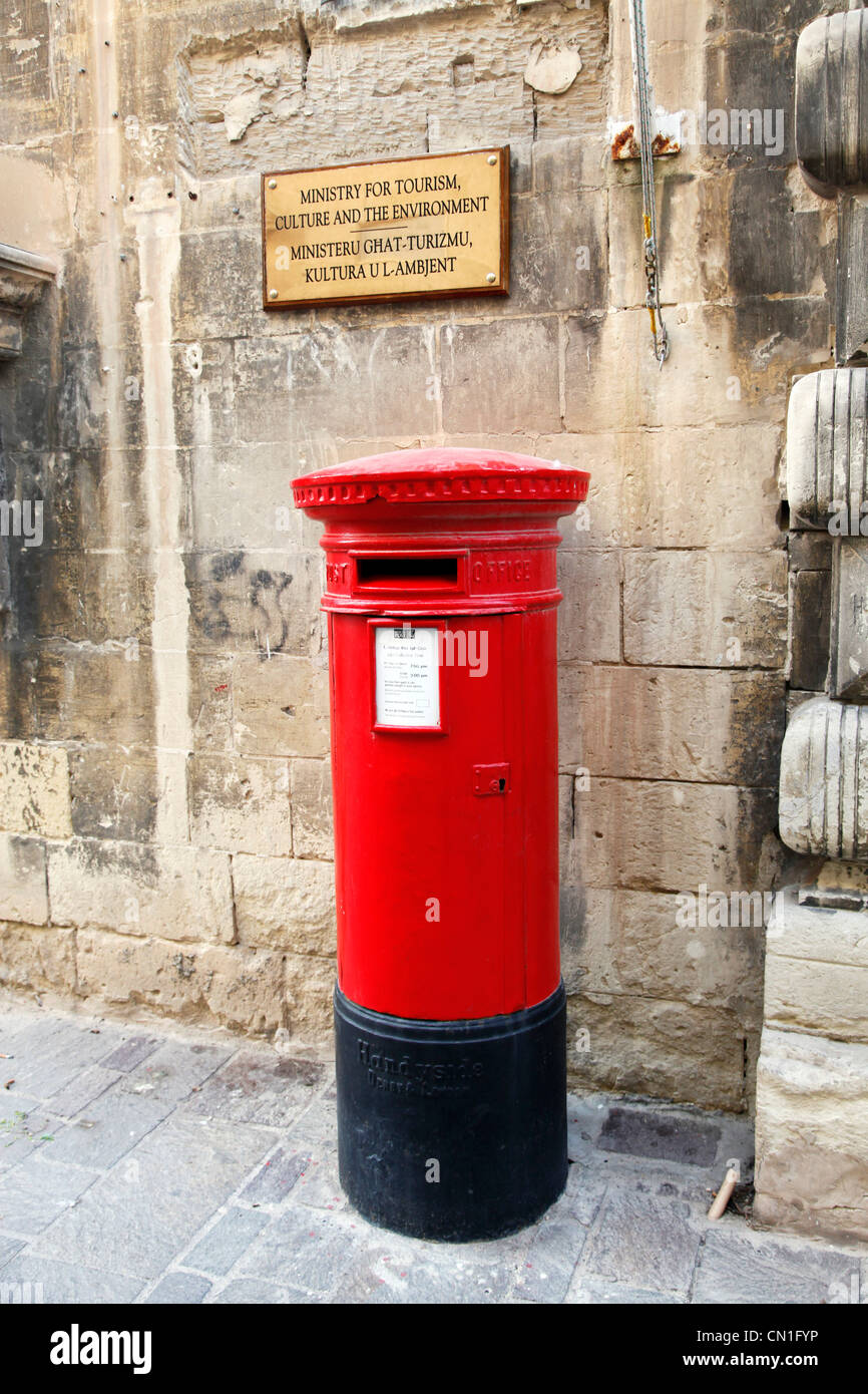 Postbox Anglais rouge à La Valette, Malte Banque D'Images