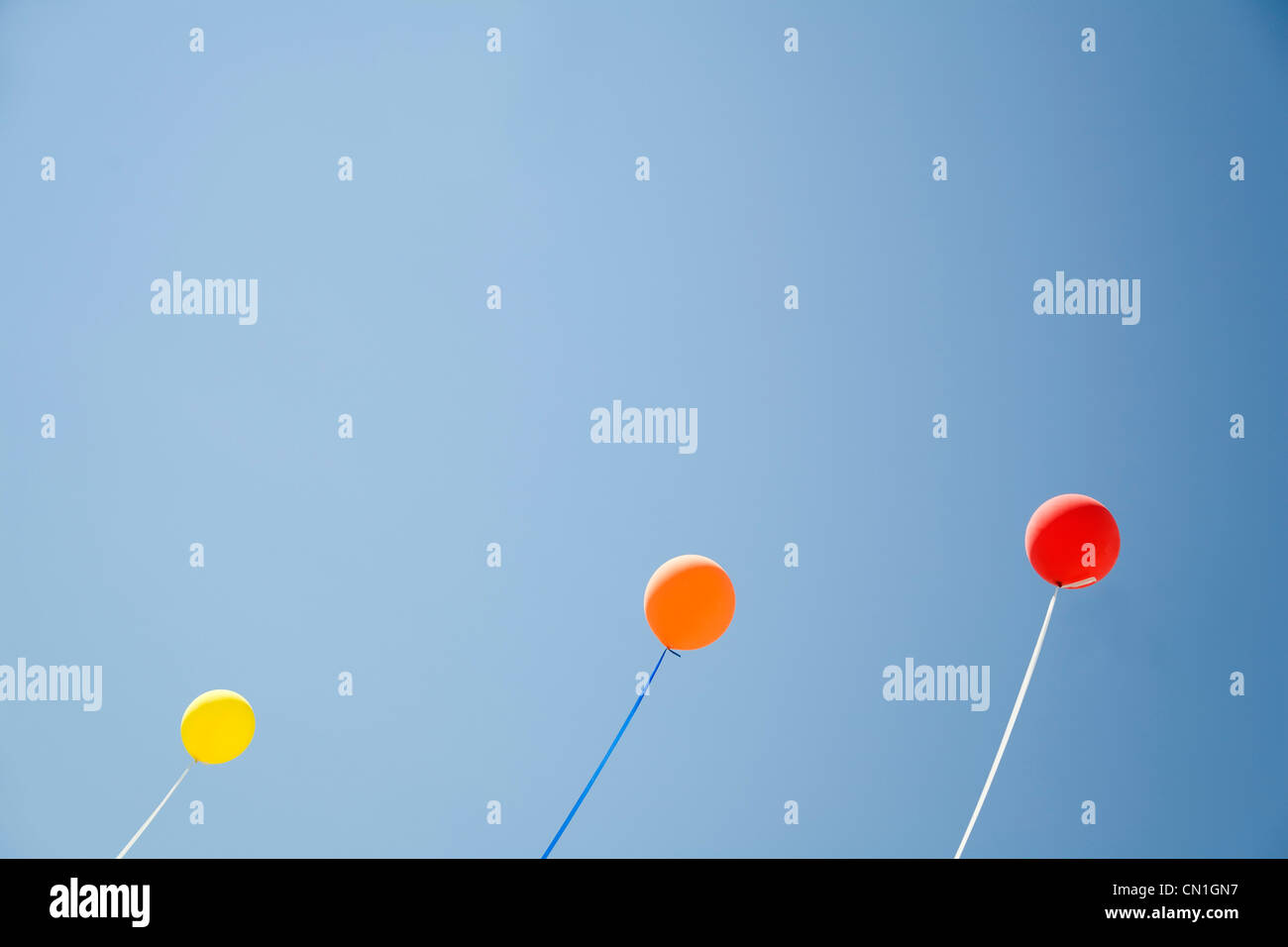 Trois ballons Floating contre le ciel bleu Banque D'Images